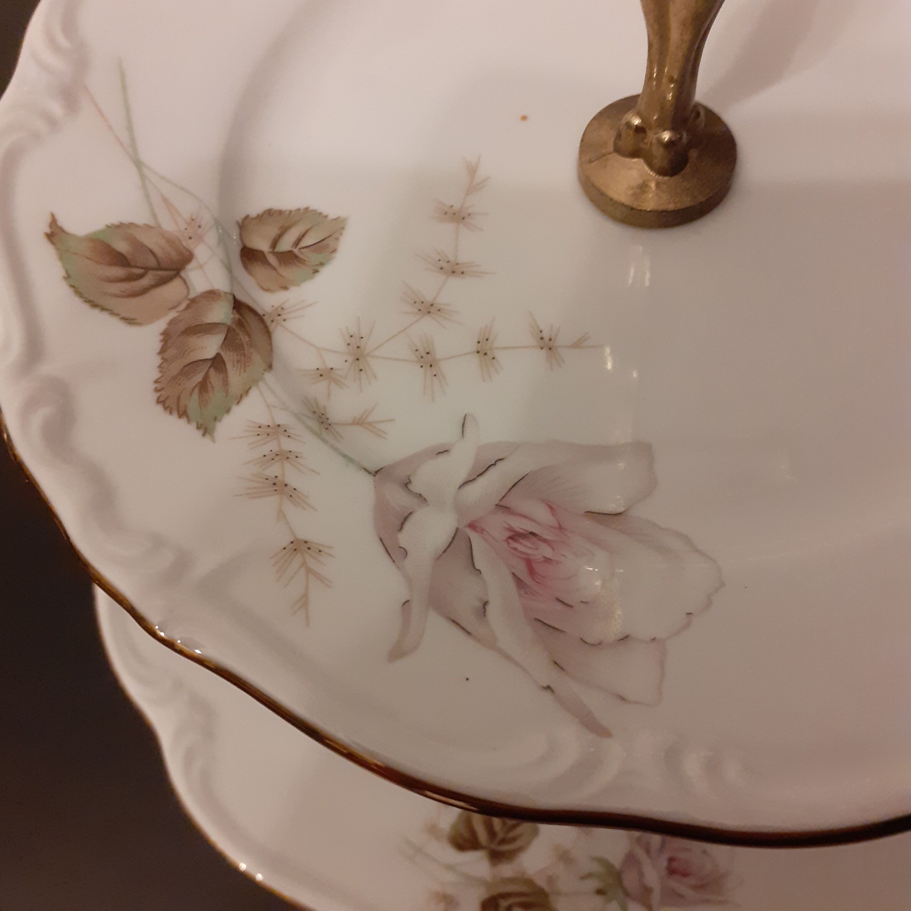 Cake or fruit display