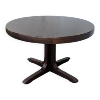 Round table with butterfly extensions