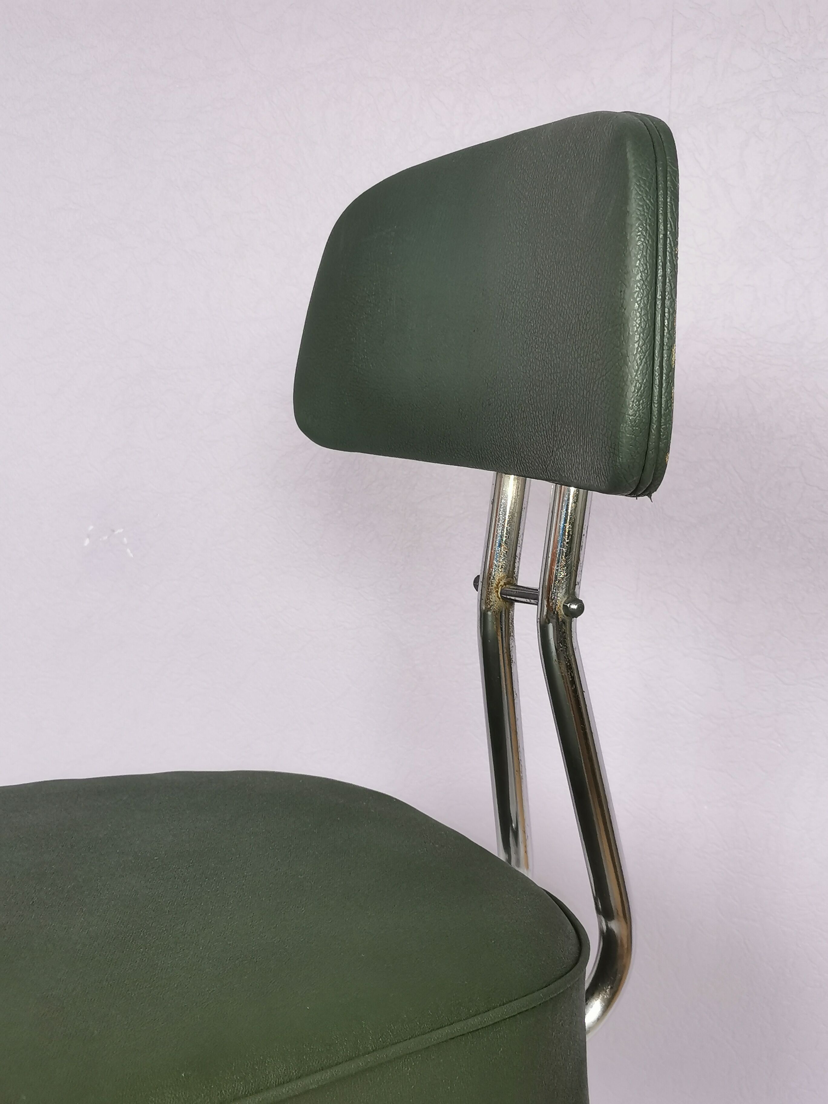 Chaise pivotante en skaï vert et acier chromé, Pullman, 1960