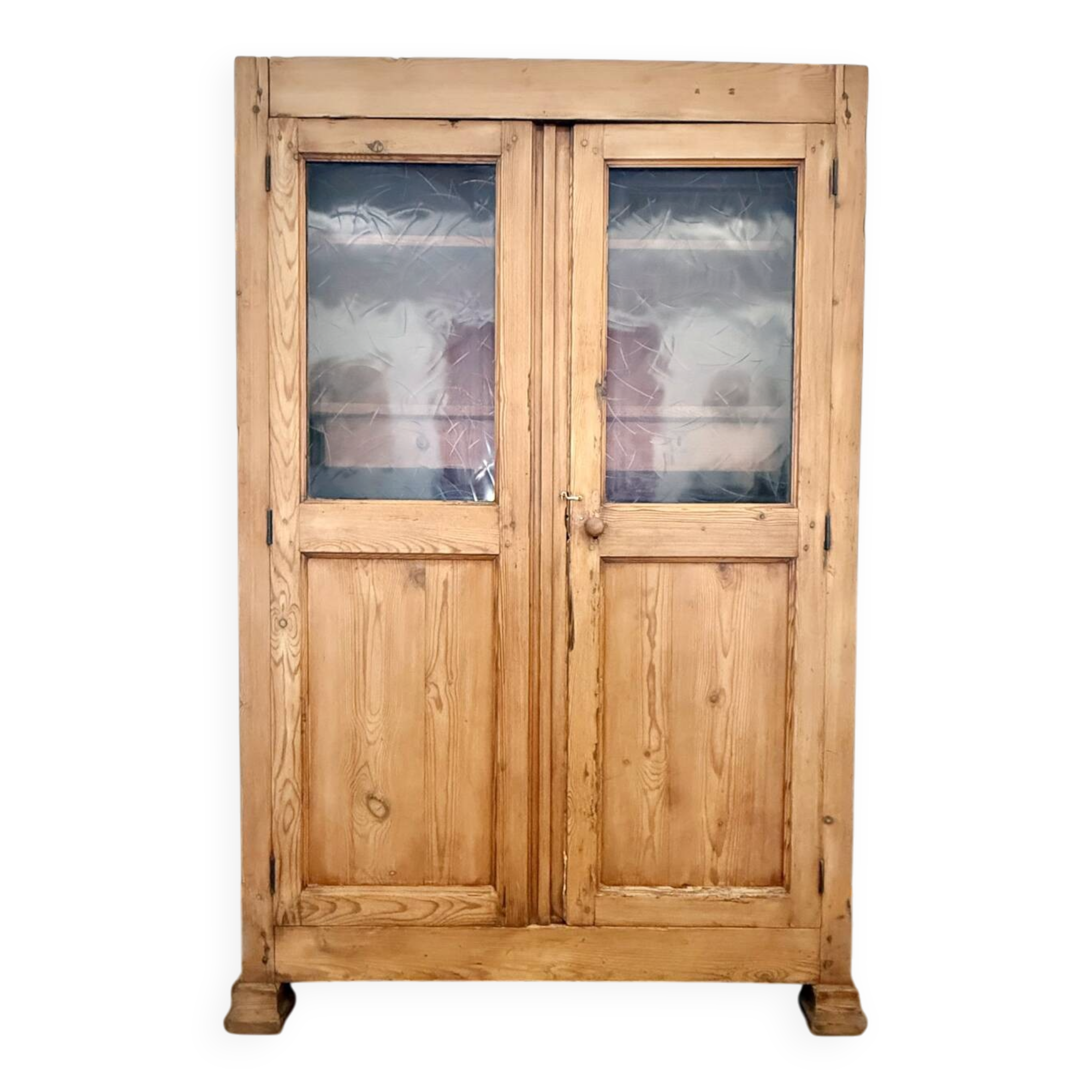 Glass-fronted cabinet in solid wood