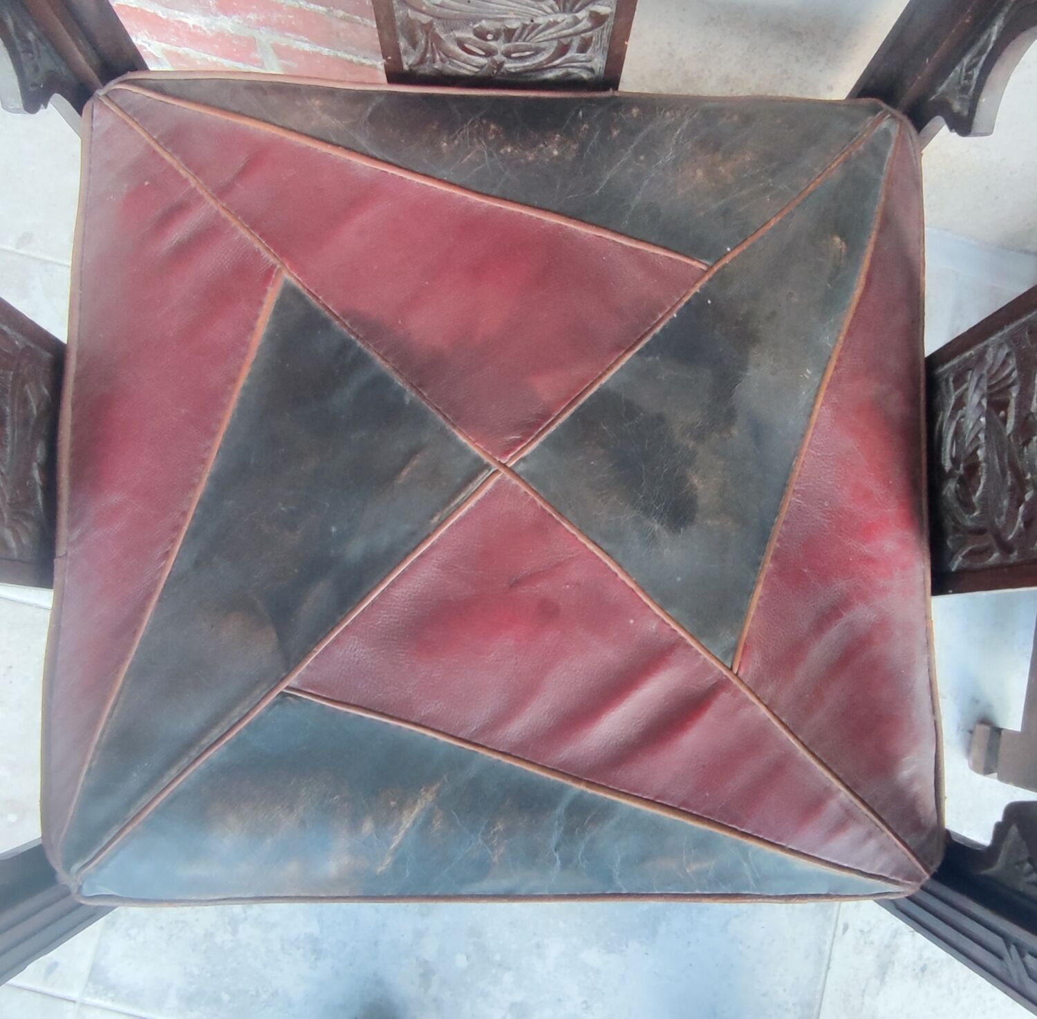 Ensemble 3 pièces meuble, fauteuil et pouf bois sculpté