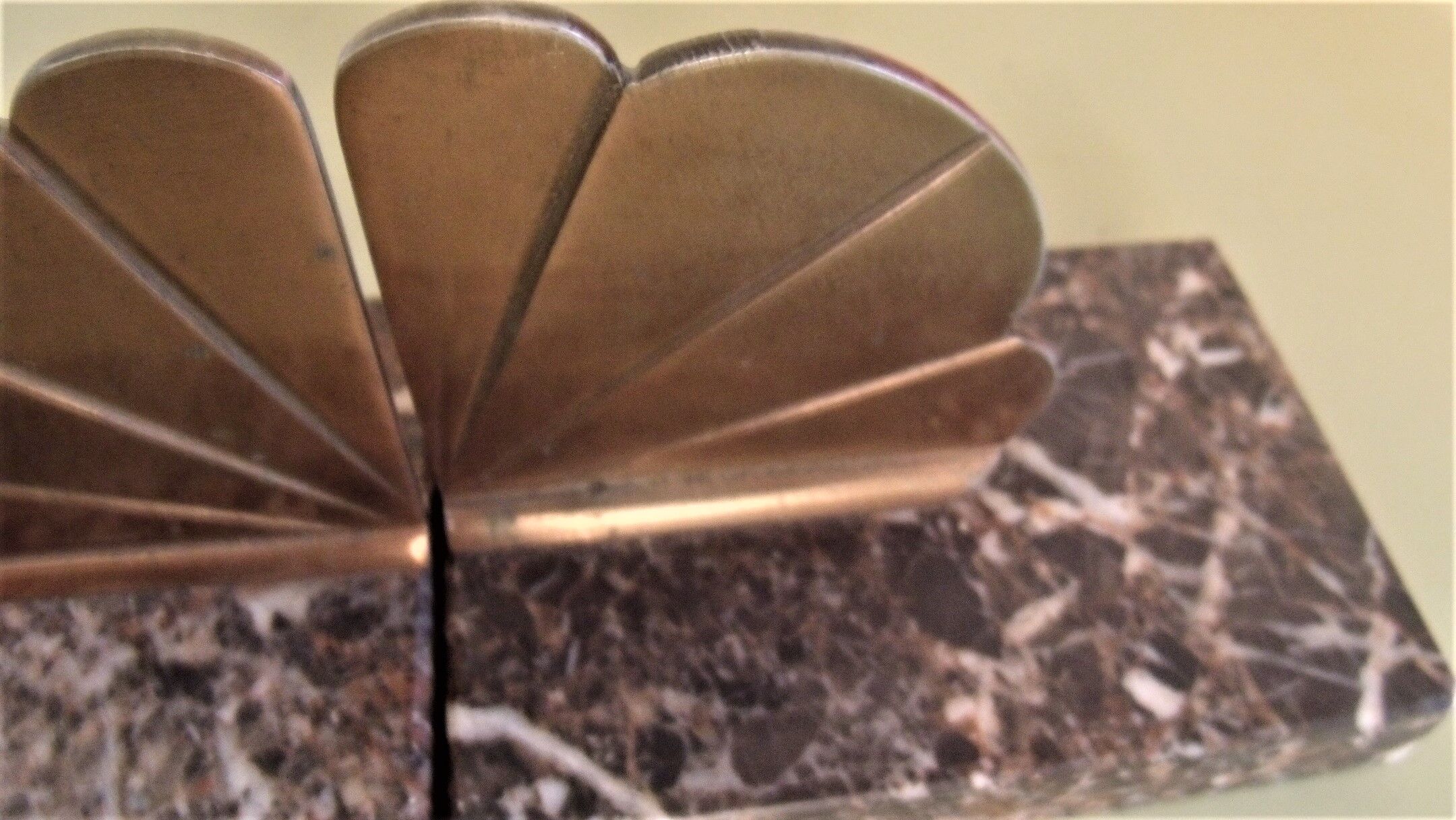 Paire de serres livres art deco sobre et raffinée