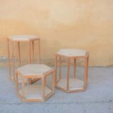 Série de 3 tables basses vintage en travertin et bois par les éditions Roche Bobois