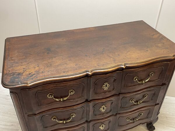 Commode, Galbée arbalète en noyer 18 ème