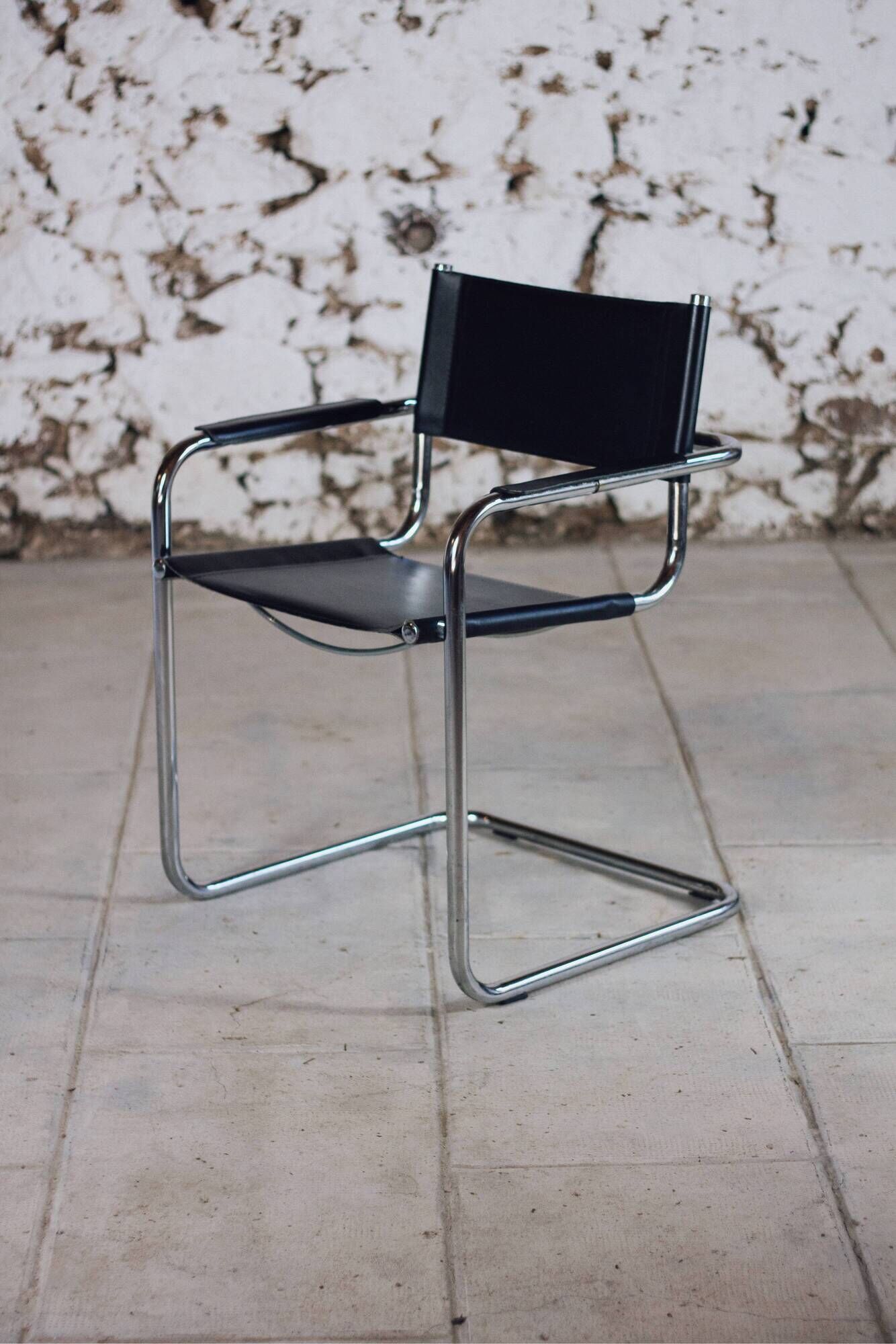 Pair of Bauhaus cantilever armchairs in chromed metal and leather, 1970