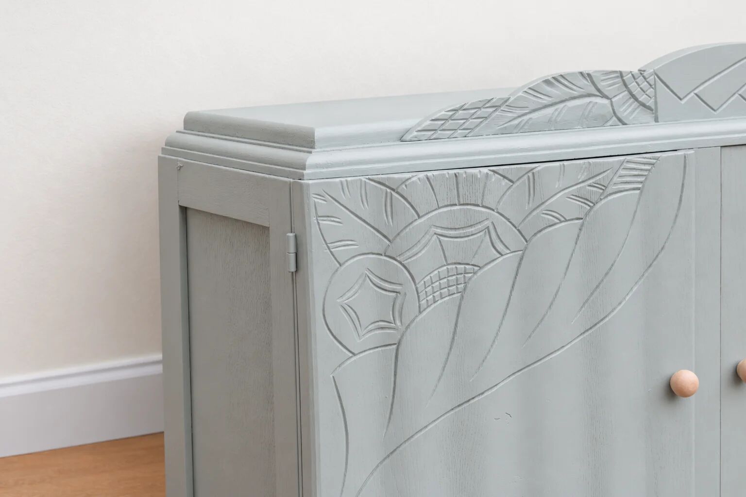 Art Deco sideboard renovated in blue-grey – Bevelled glass and wooden legs – 132.5 cm