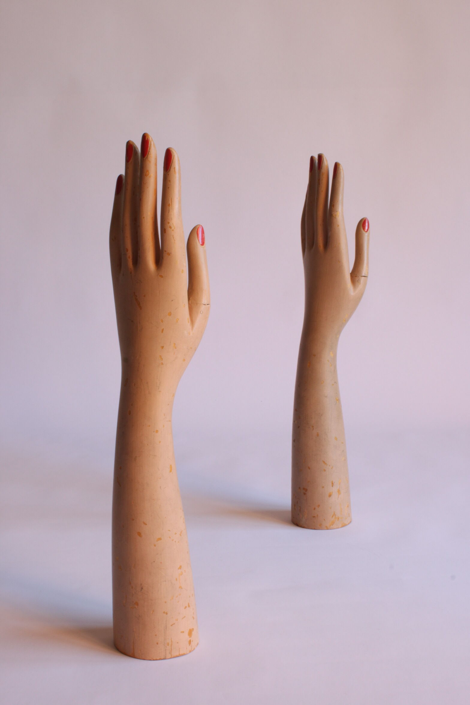 Gants en bois présentoirs de mannequins, années 1930, ensemble de 2.