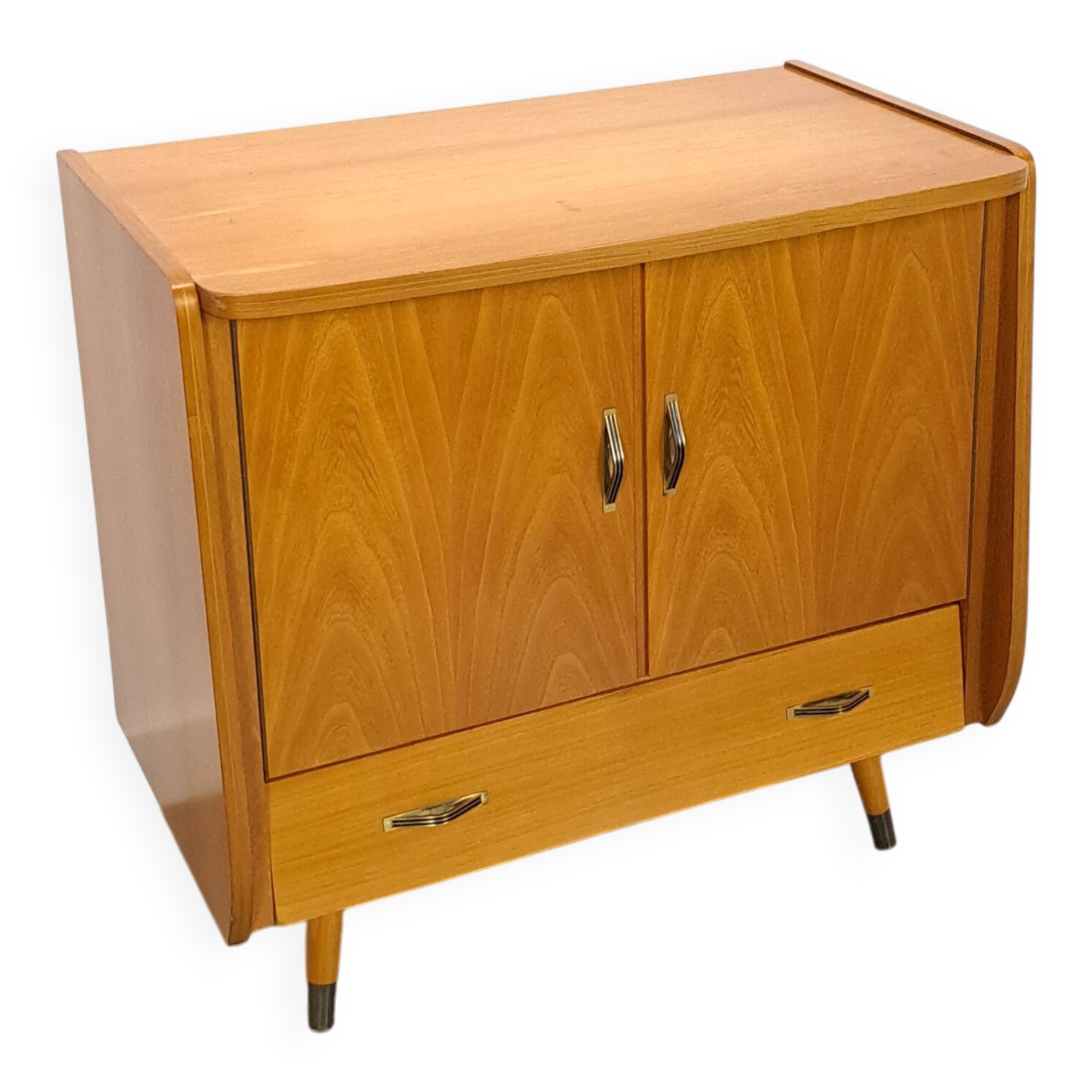 Meuble TV audio avec poignées en laiton et pieds inclinés.
