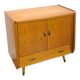 Meuble TV audio avec poignées en laiton et pieds inclinés.