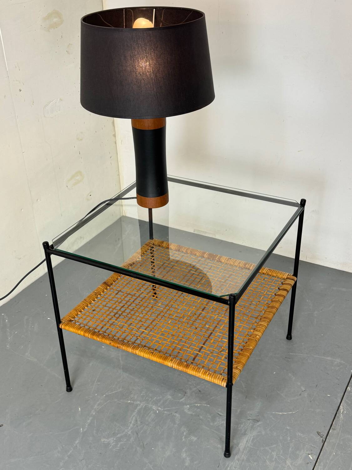Table d'appoint ou table basse en rotin et verre de style danois moderniste du milieu du siècle