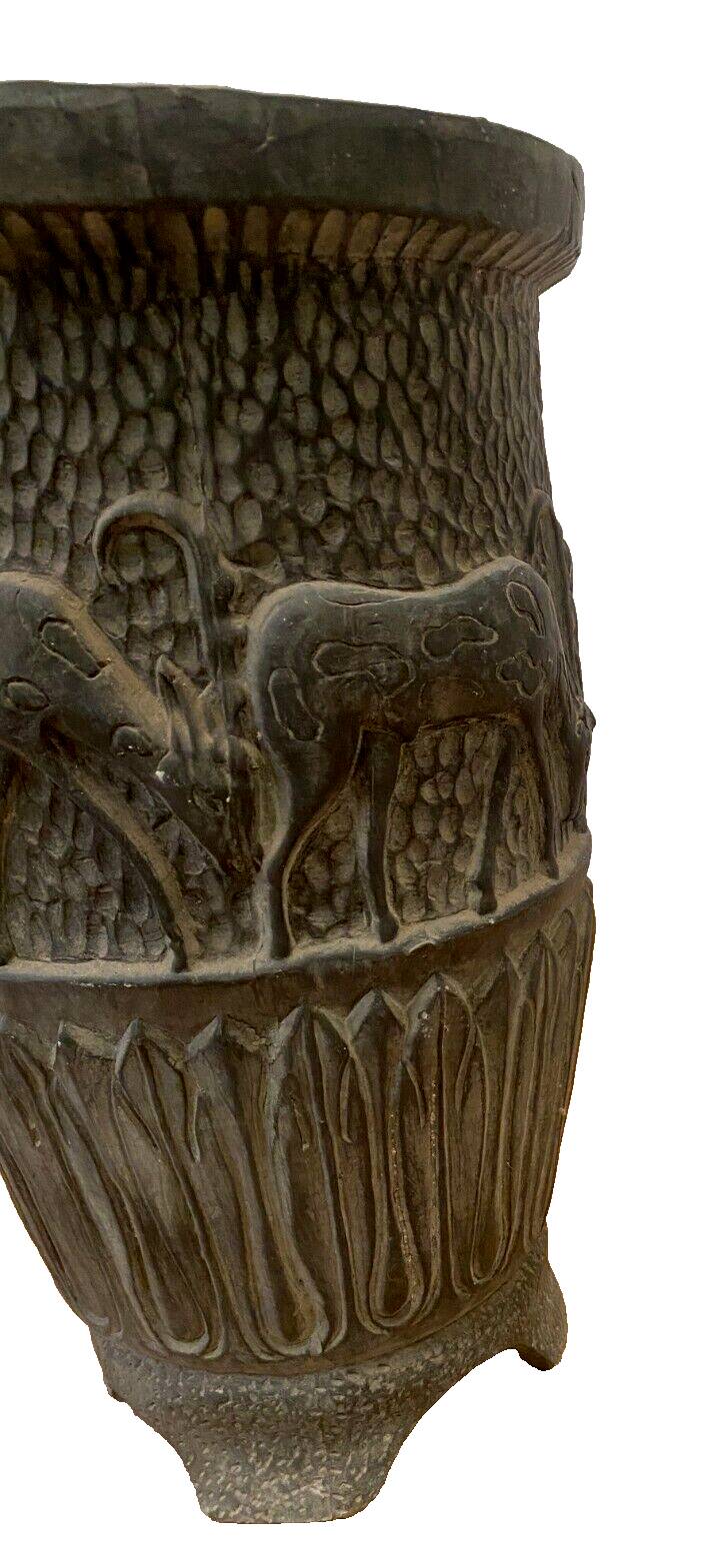 Vase en terre cuite polychrome a décor d'antilopes XX siècle