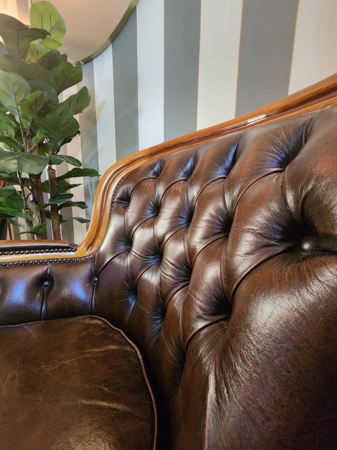 Pair of vintage Chesterfield club armchairs in brown tufted leather –