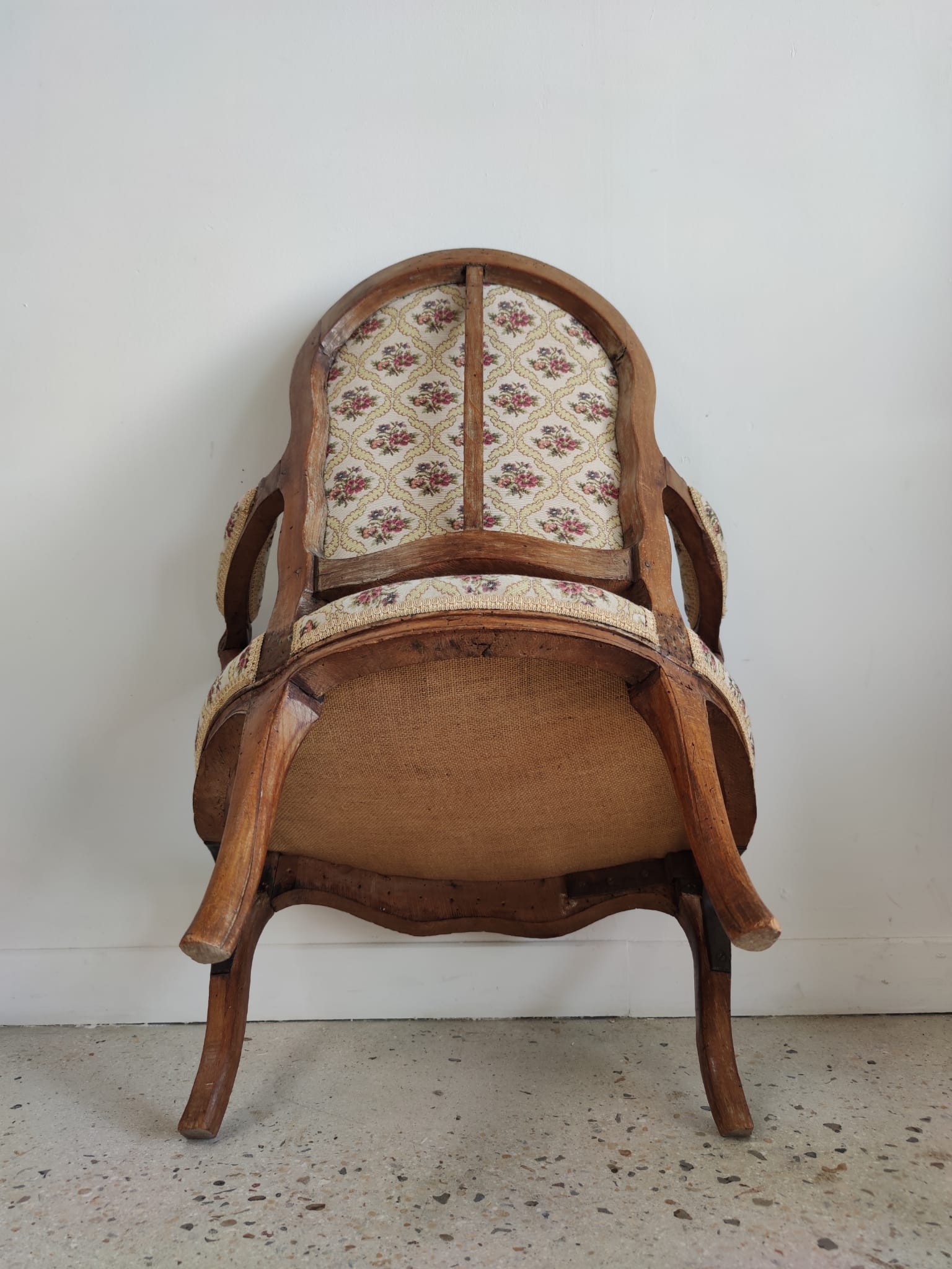 Fauteuil cabriolet de style Louis XVI garniture tapisserie fleurie