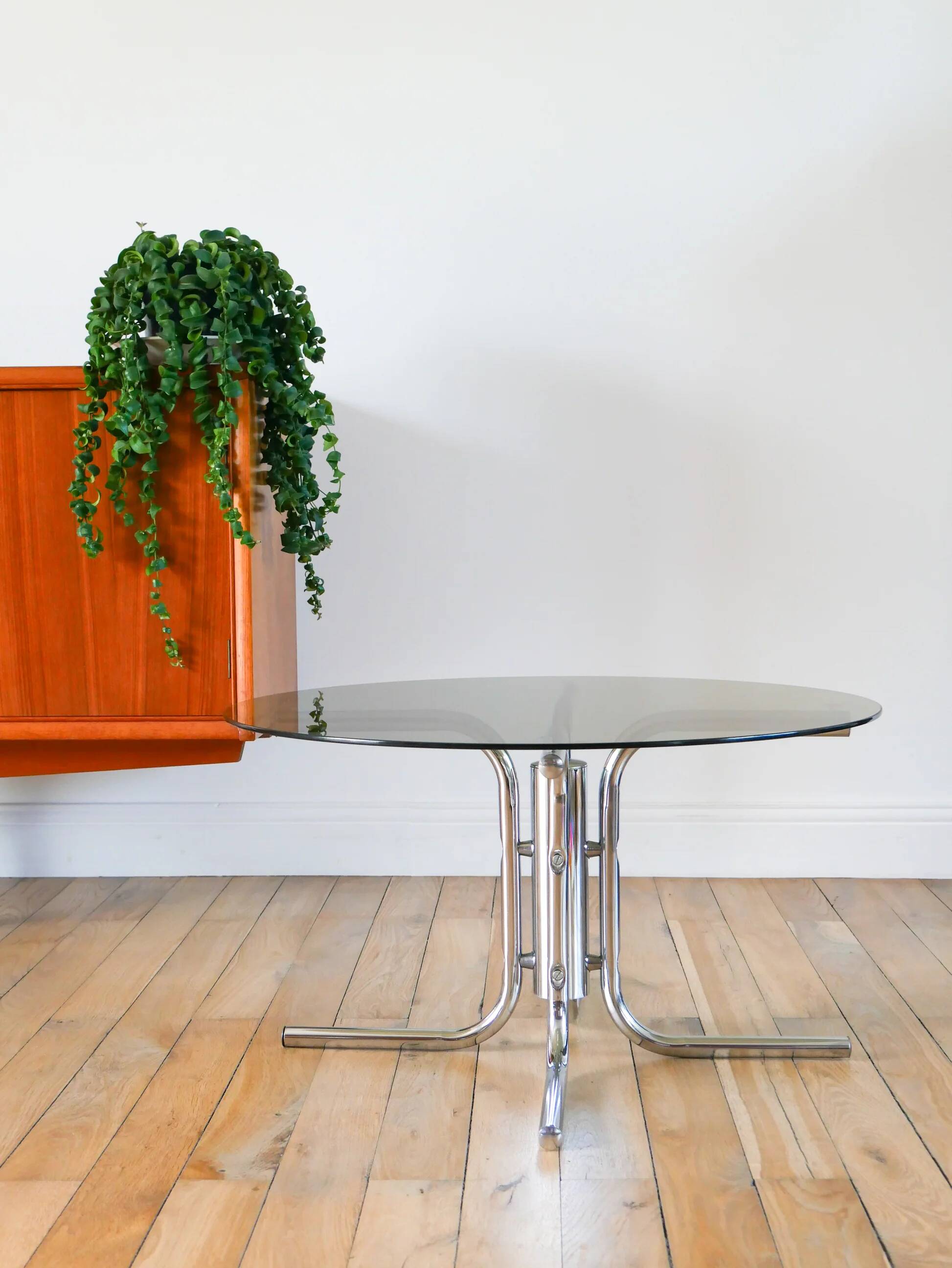 Round coffee table in smoked glass and chrome, star base, design, 1970.