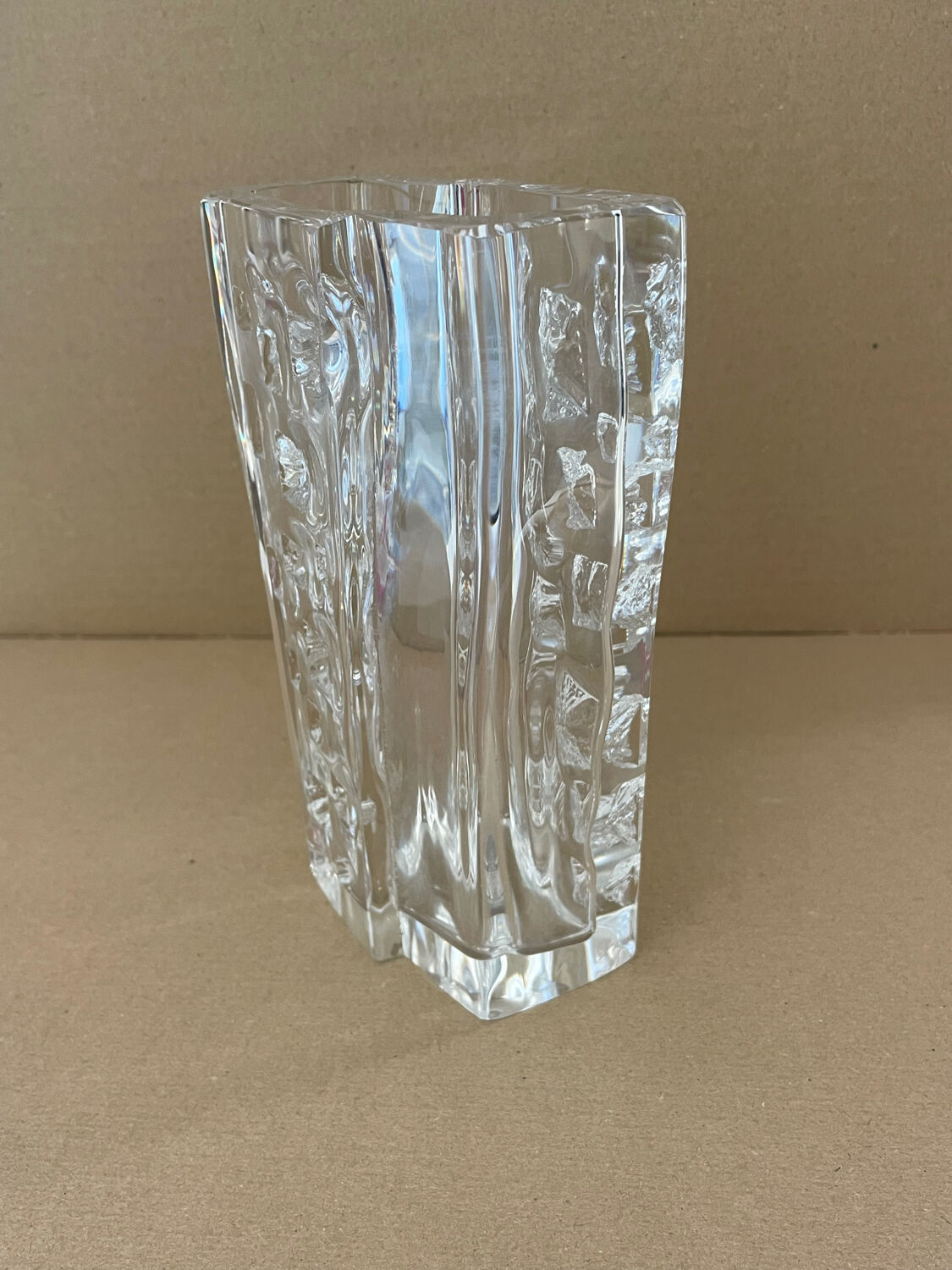 Vase en cristal épais Daum. Décor sculpté forme moderniste. 1960 - 70