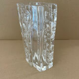 Vase en cristal épais Daum. Décor sculpté forme moderniste. 1960 - 70