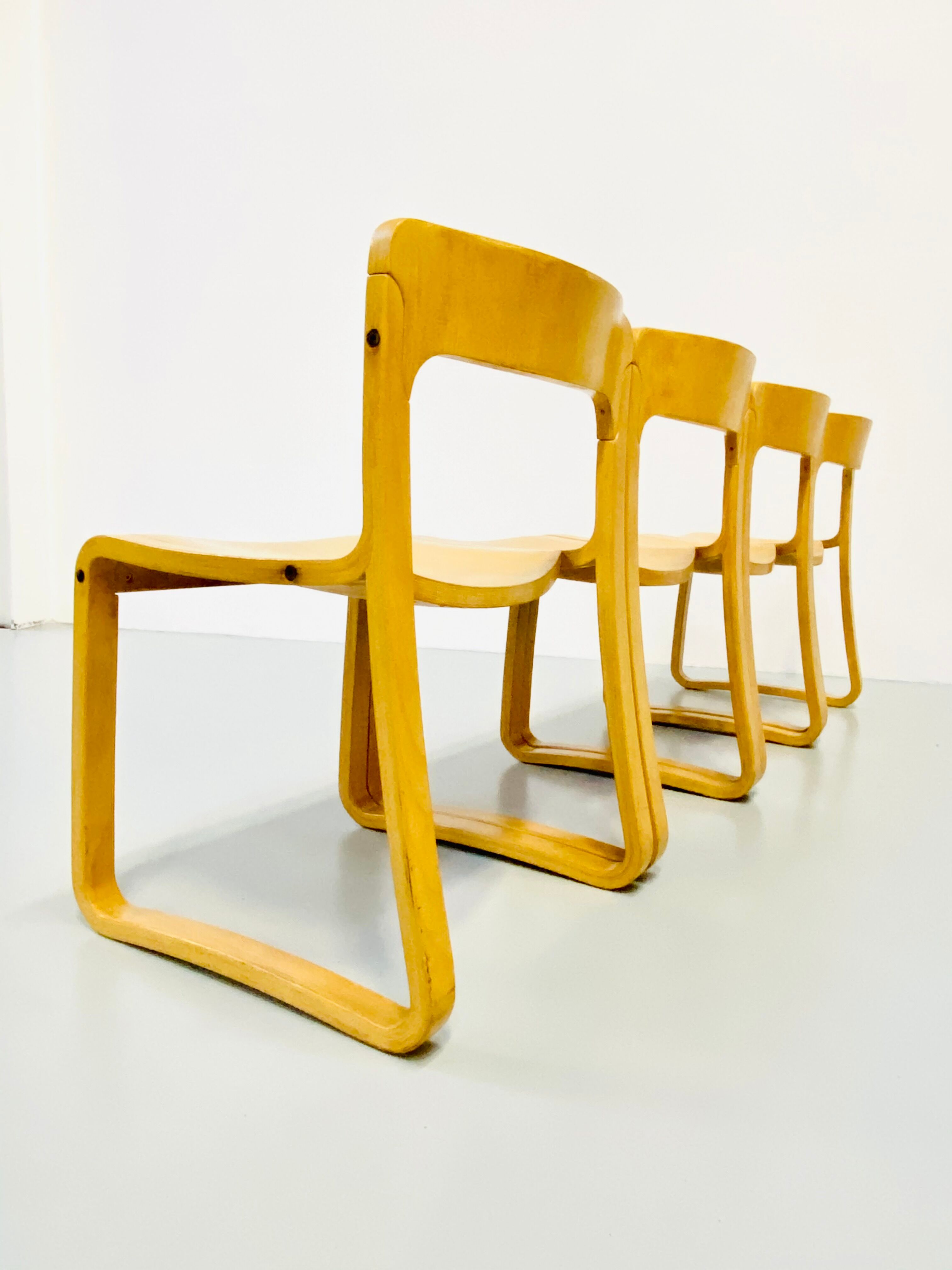 Lot de 4 chaises traîneau italiennes d'époque en hêtre contreplaqué moulé