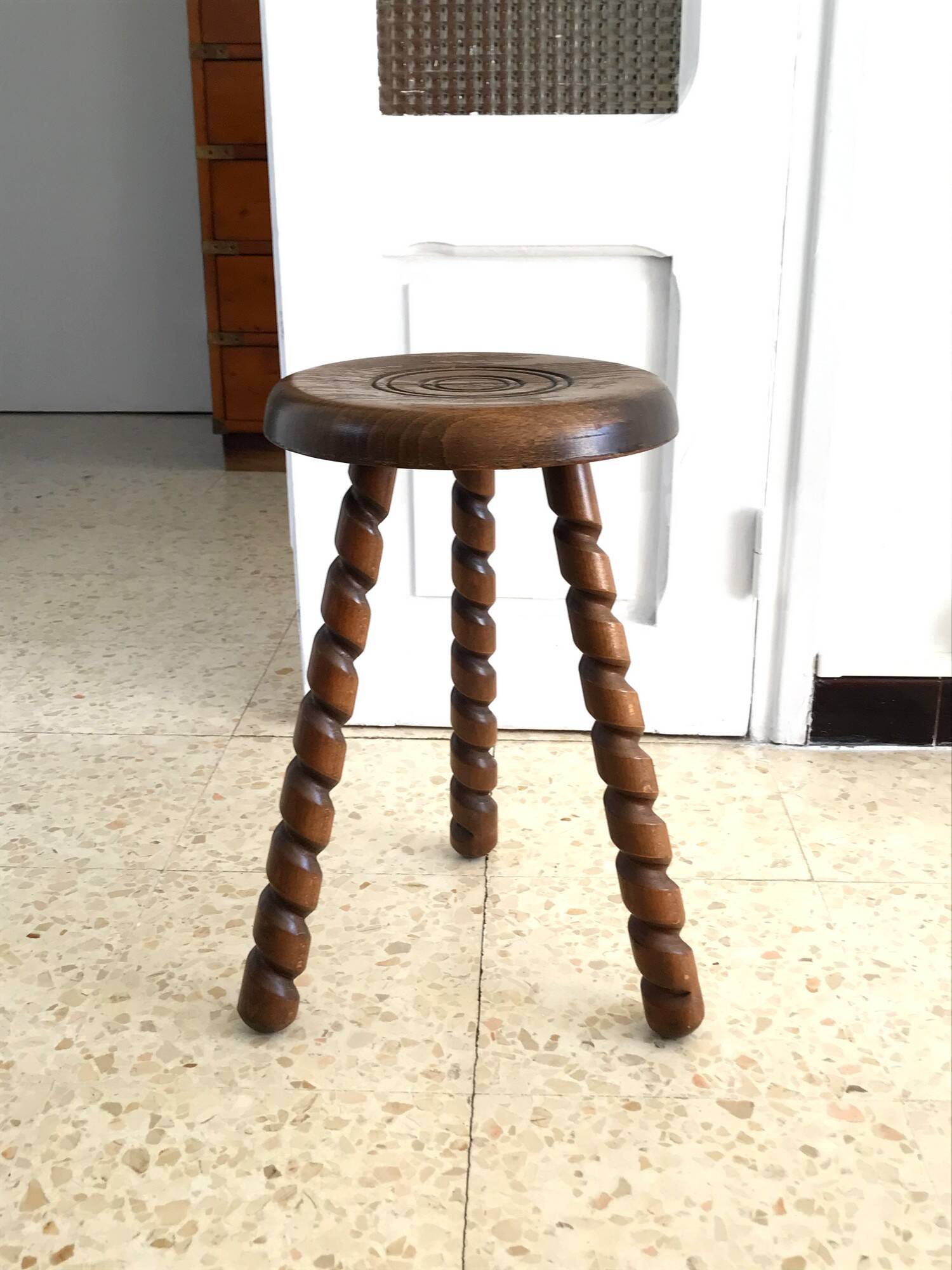 Tabouret tripode vintage en bois tourné