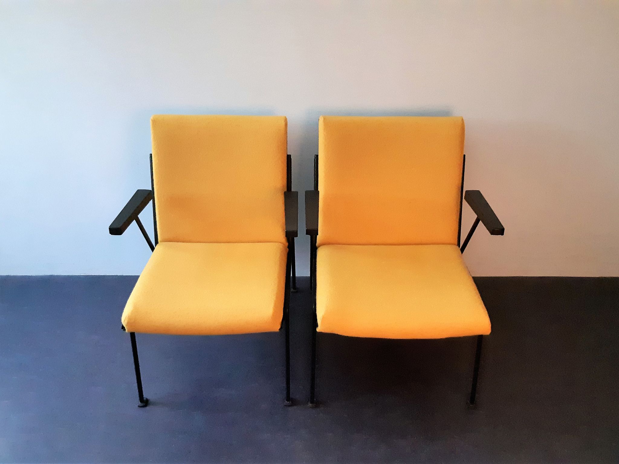 2 yellow 'Oase' lounge chairs with armrests by Wim Rietveld for Ahrend de Circel