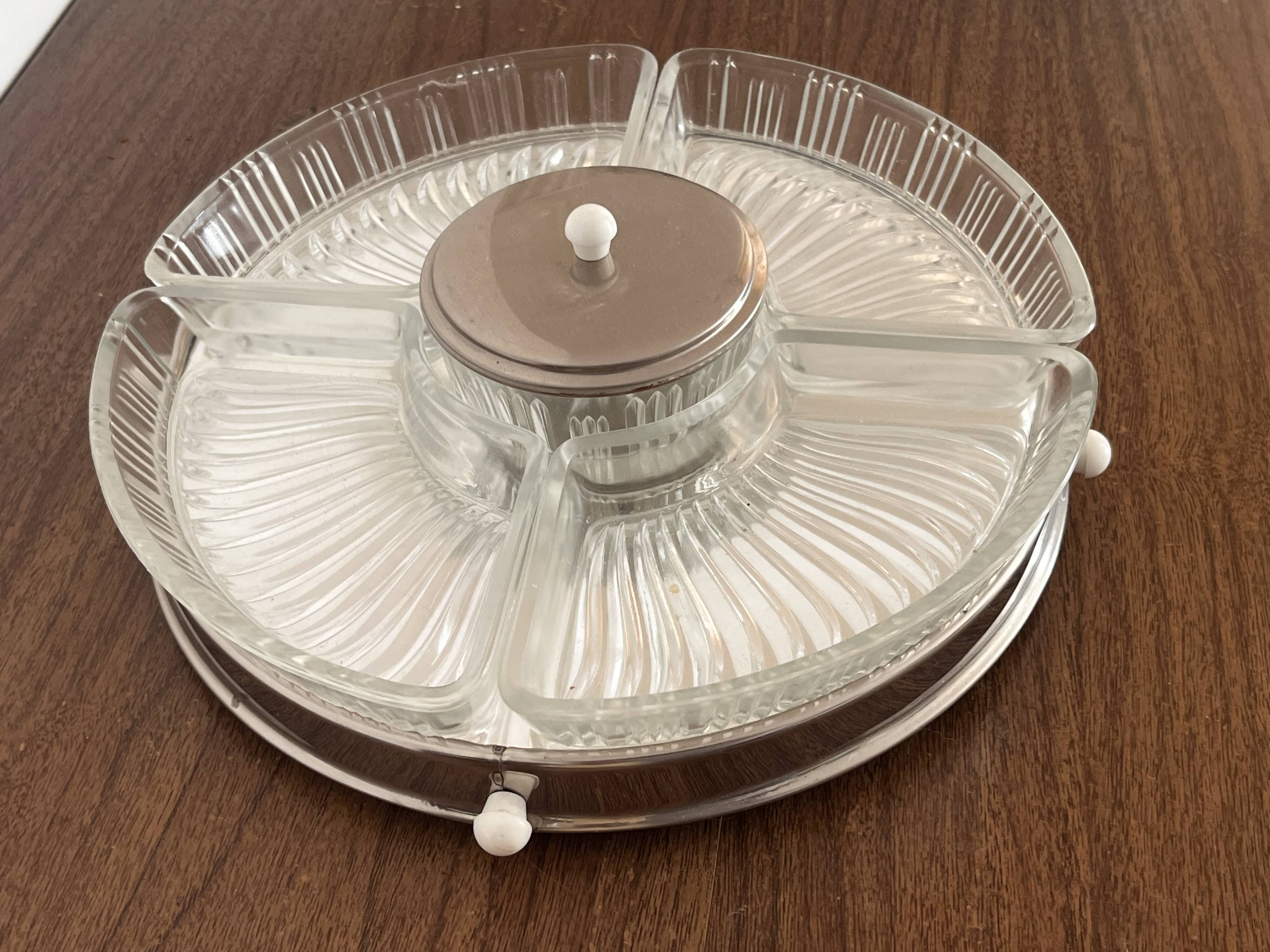 Serving dish on a mirror tray