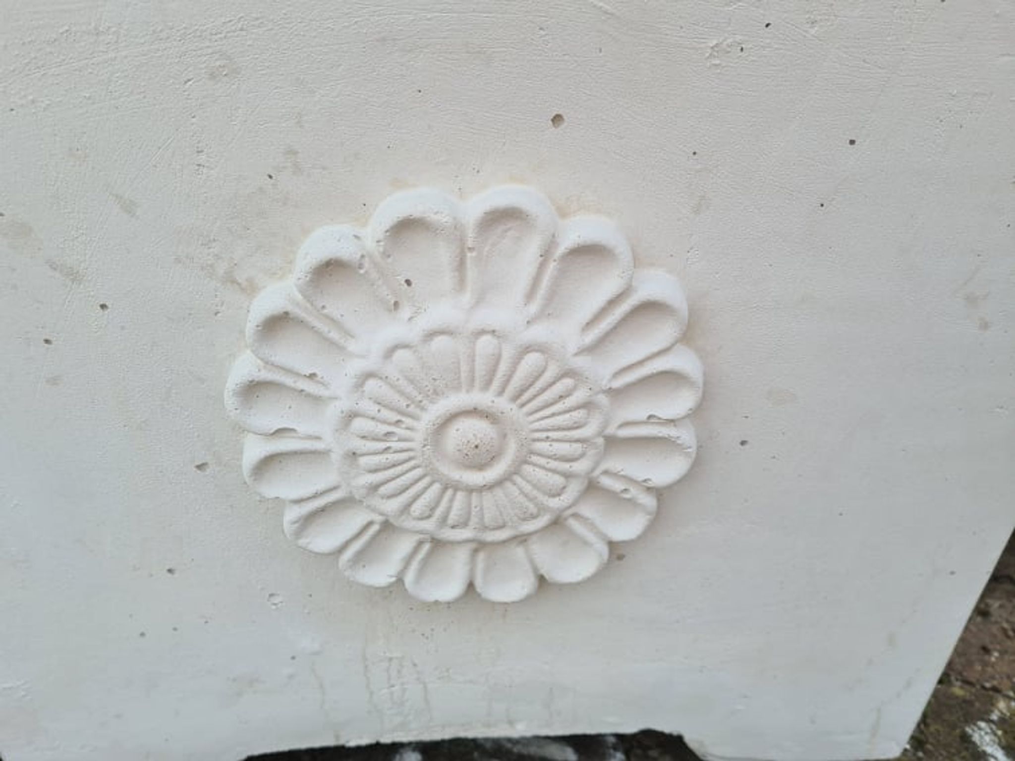 Pot  contemporain  en pierre reconstituée pour le jardin
