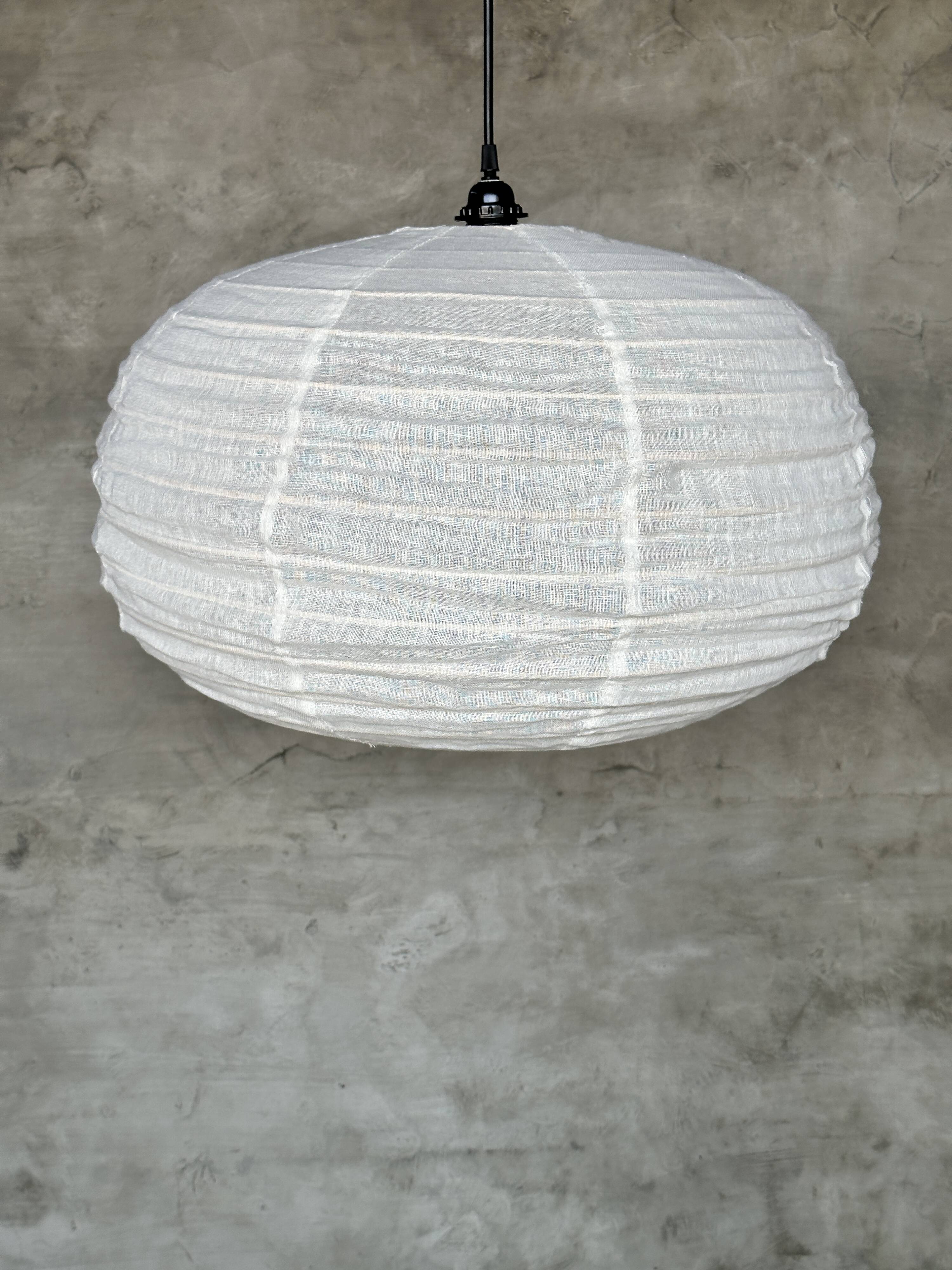 Moyenne suspension en rotin et lin naturel japonisante ronde aplatie (Labu) H35 D60