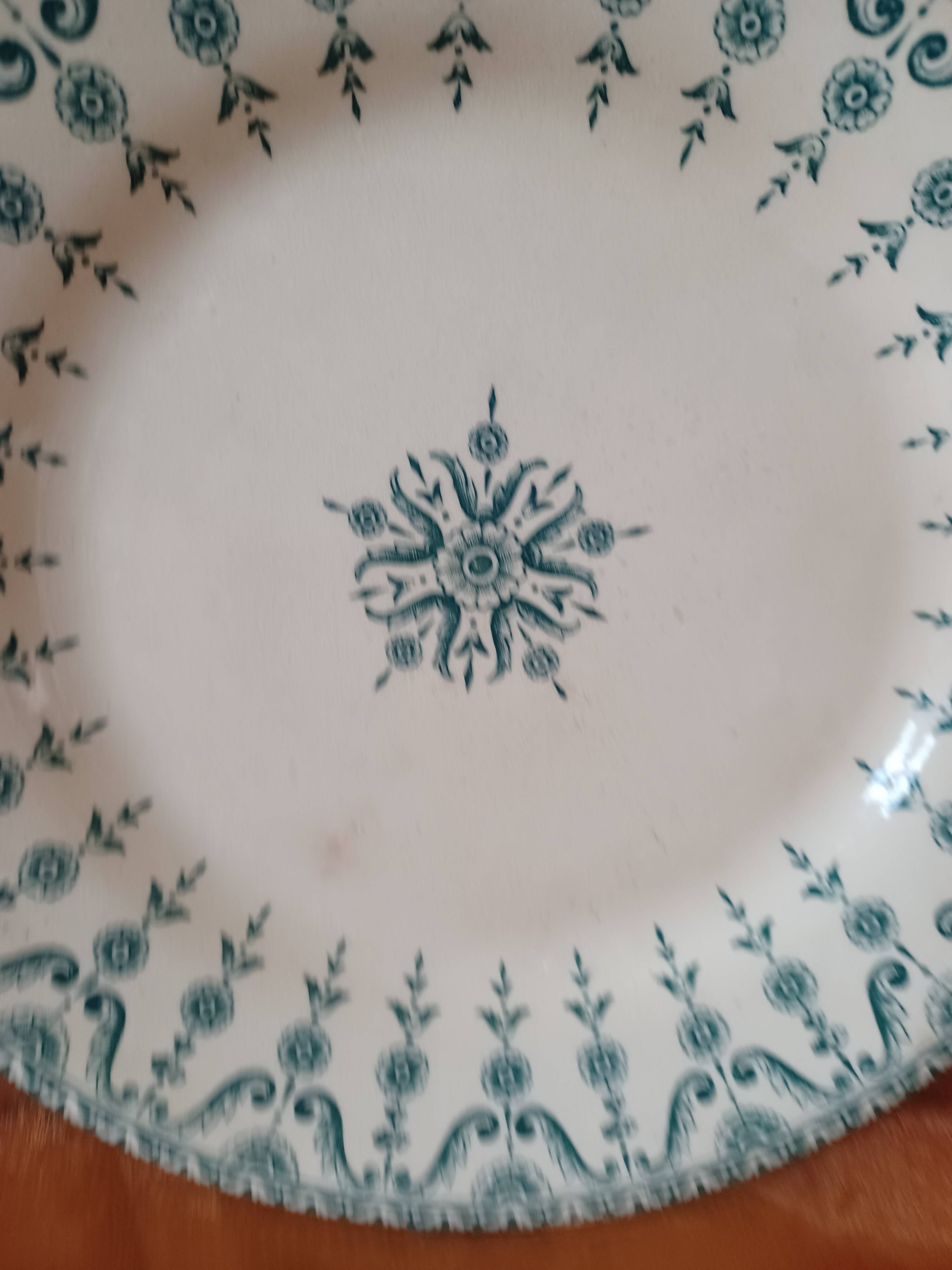 Terre de Fer Gien plate, Florentine decor