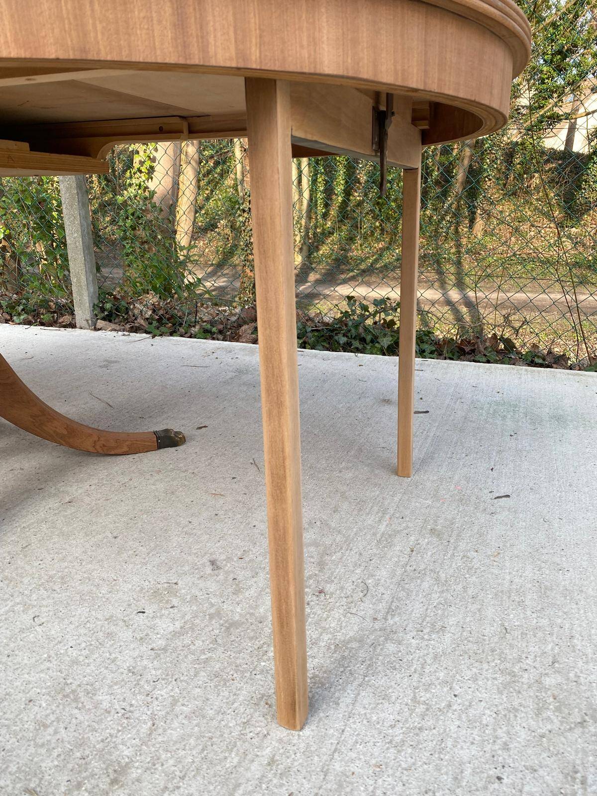 Extendable round dining table with central leg renovated in raw wood 205cm