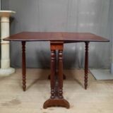 Drop-leaf table called get leg