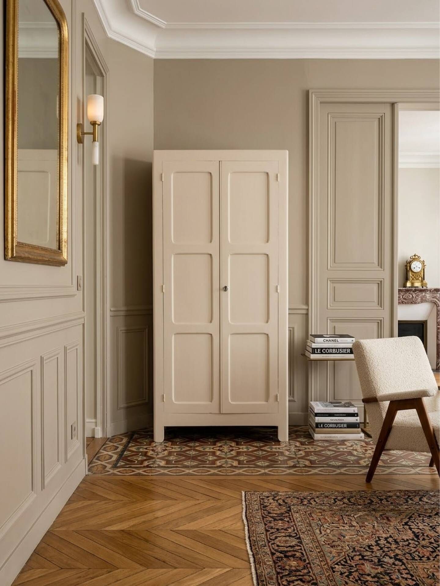 Armoire parisienne authentique 
