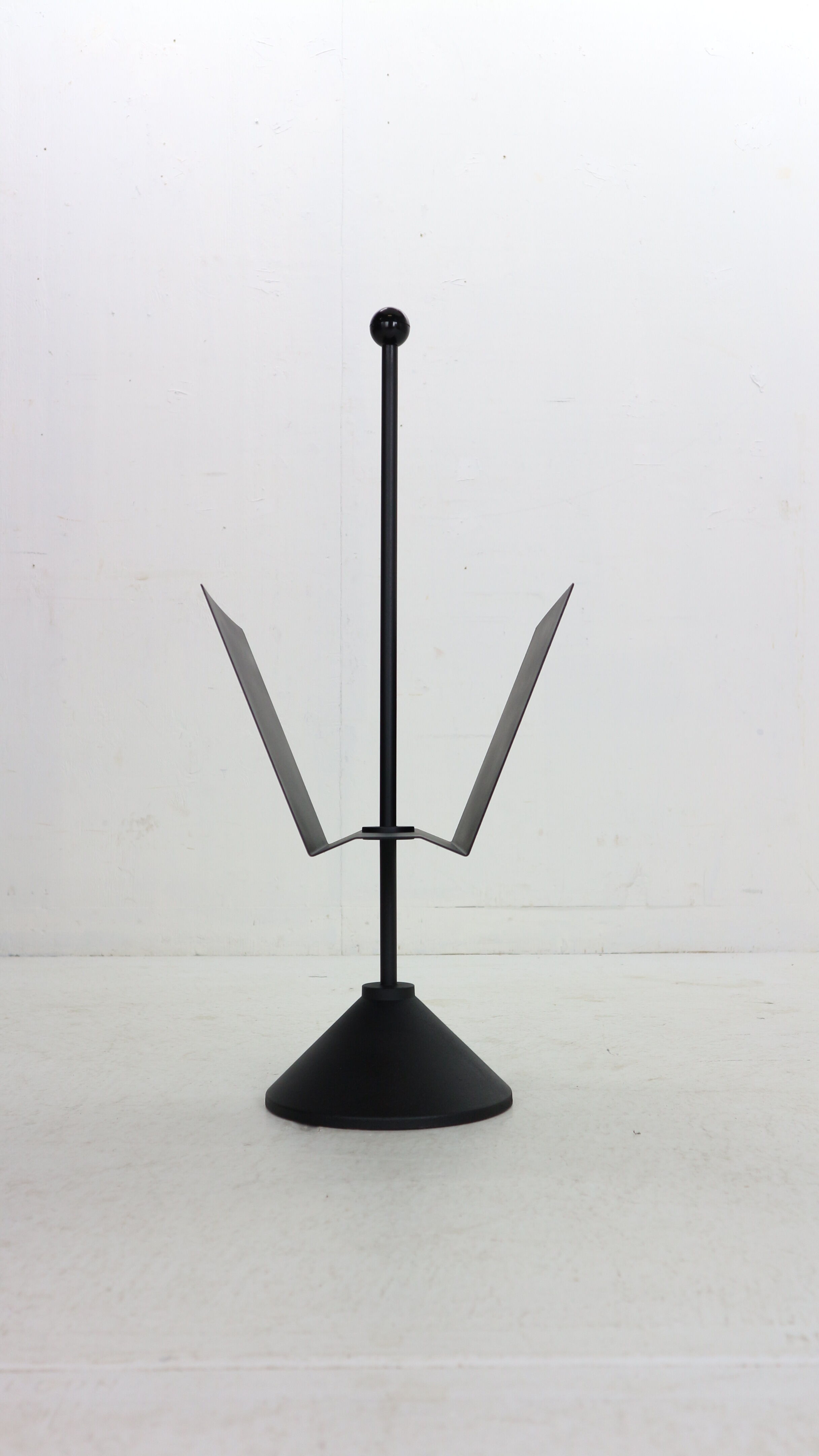 Porada Arredi Black Metal Minimalistic Magazinine Rack, 1980's, Italy