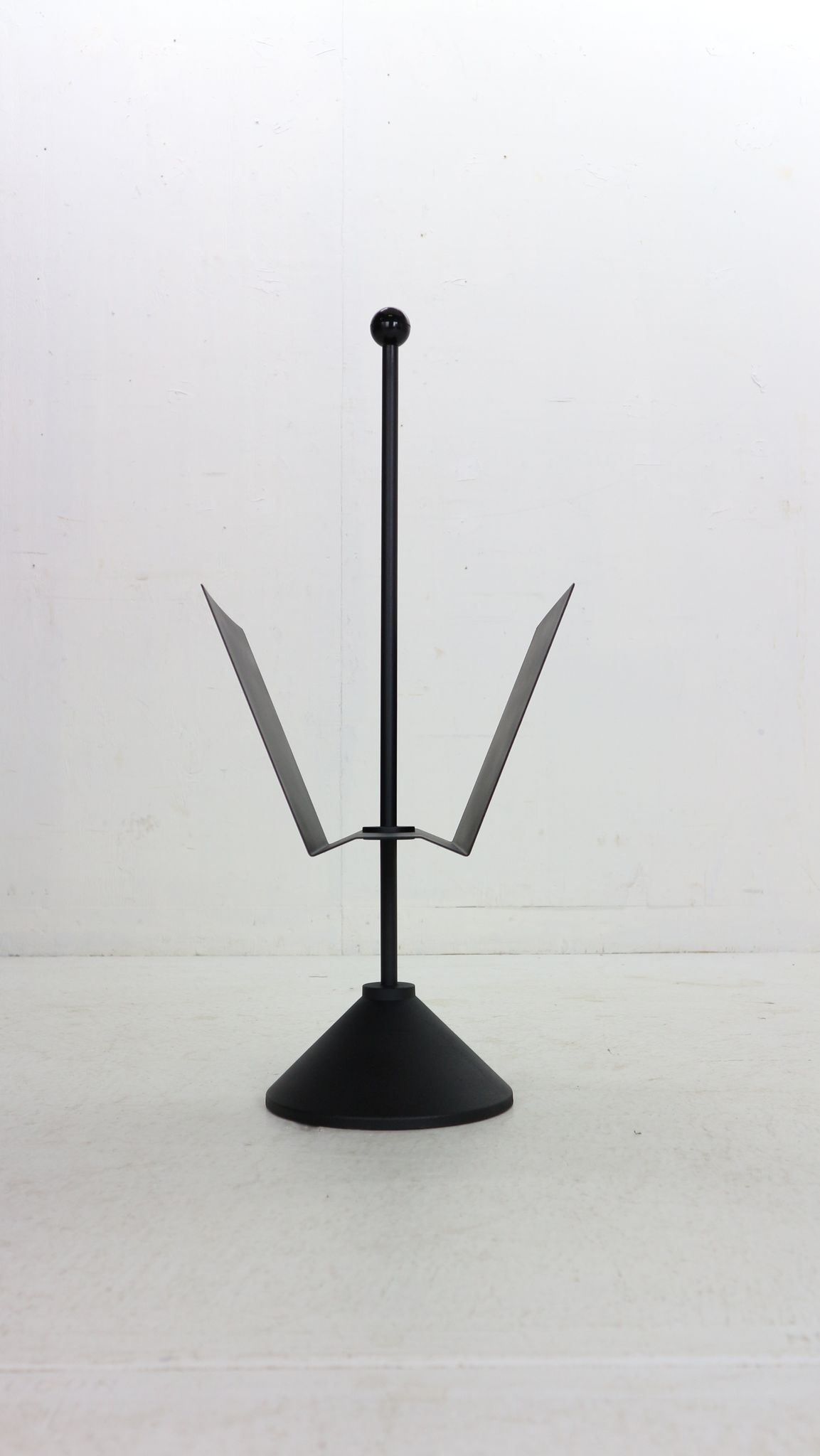 Porada Arredi Black Metal Minimalistic Magazinine Rack, 1980's, Italy