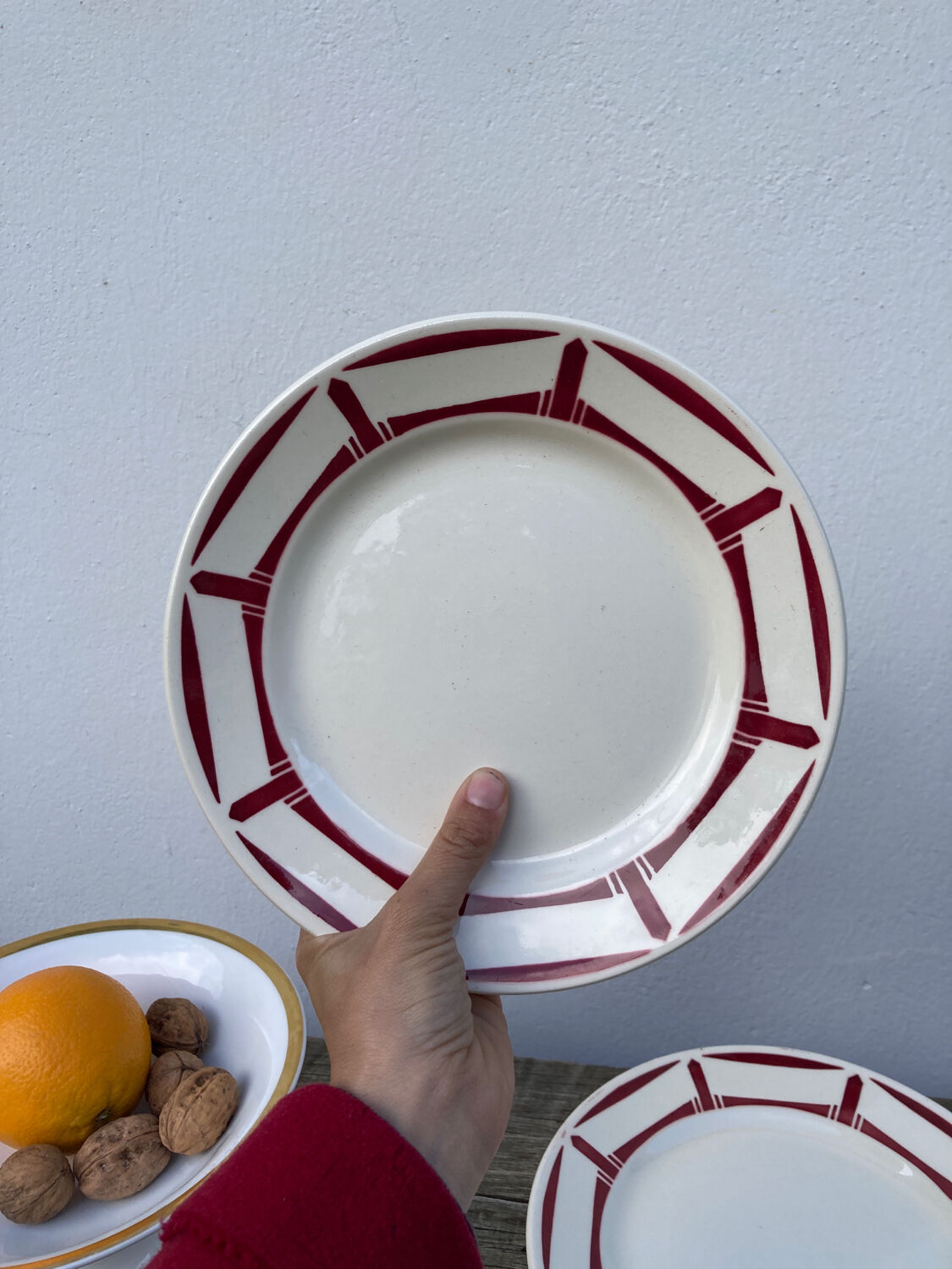 7 flat plates in white and red burgundy porcelain vintage Badonviller model Louise
