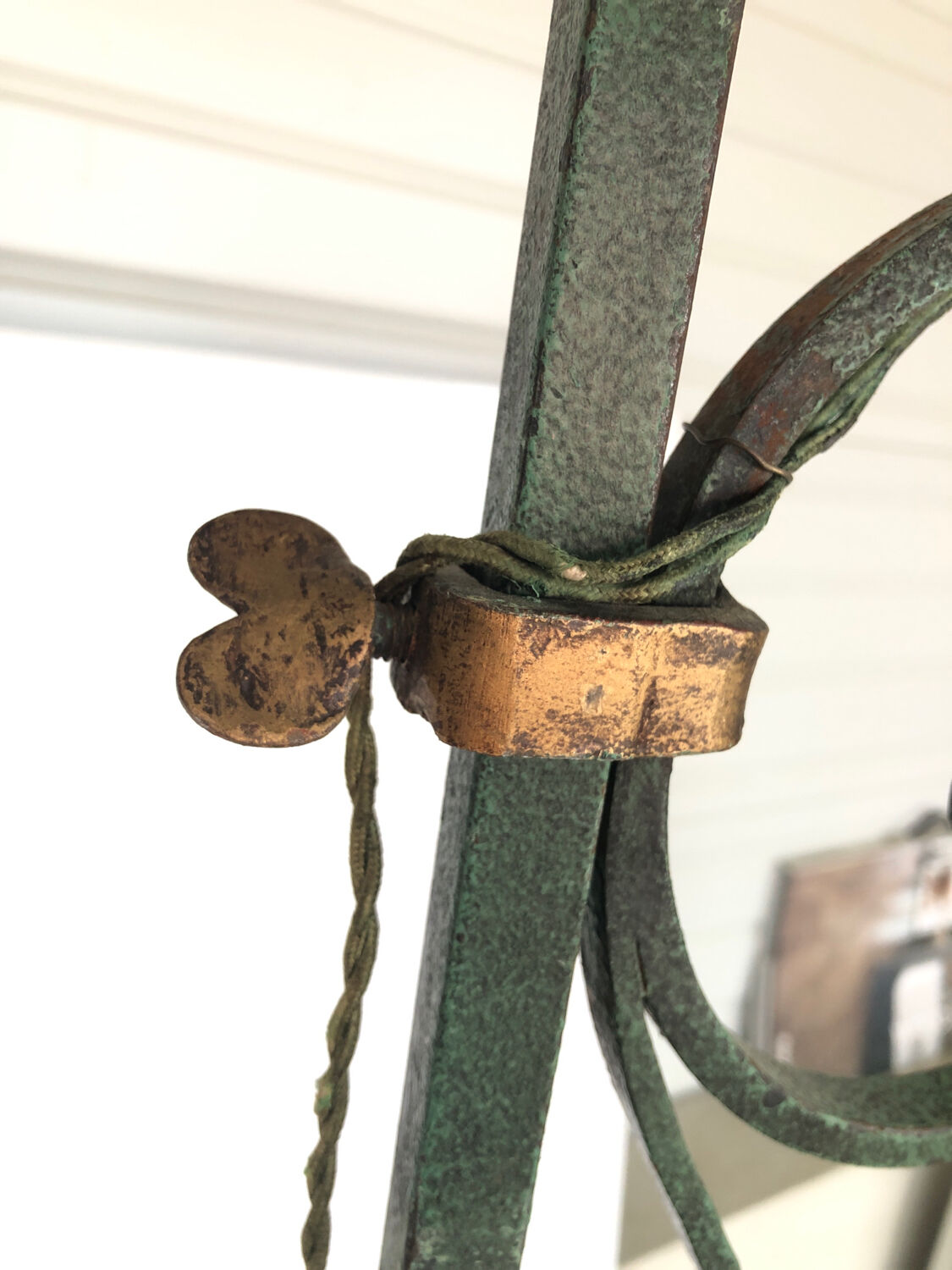Lampadaire en fer forgé vert et doré vintage année 50