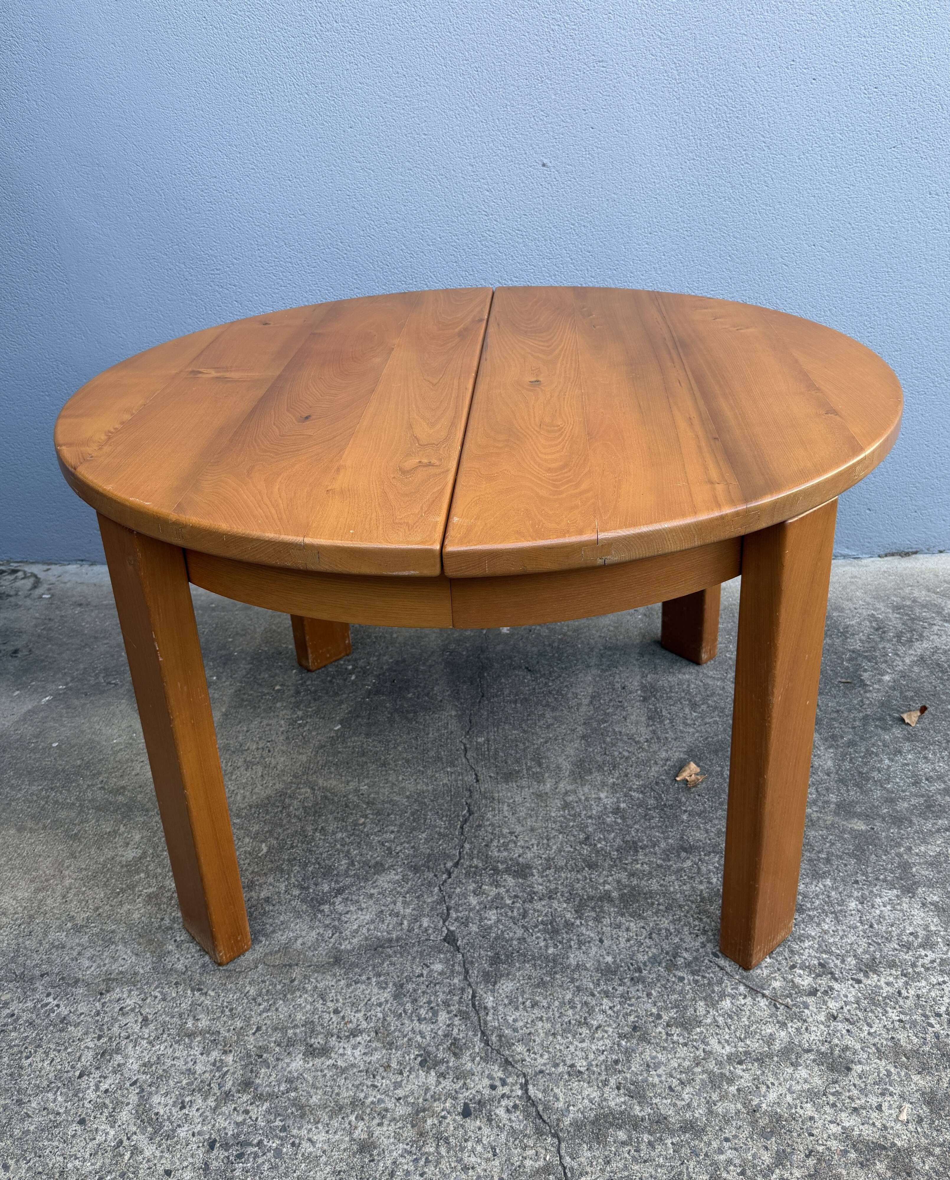 Table ronde en orme massif années 70 Maison Regain