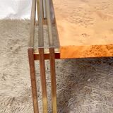 Table basse design en loupe d’orme et laiton – années 70