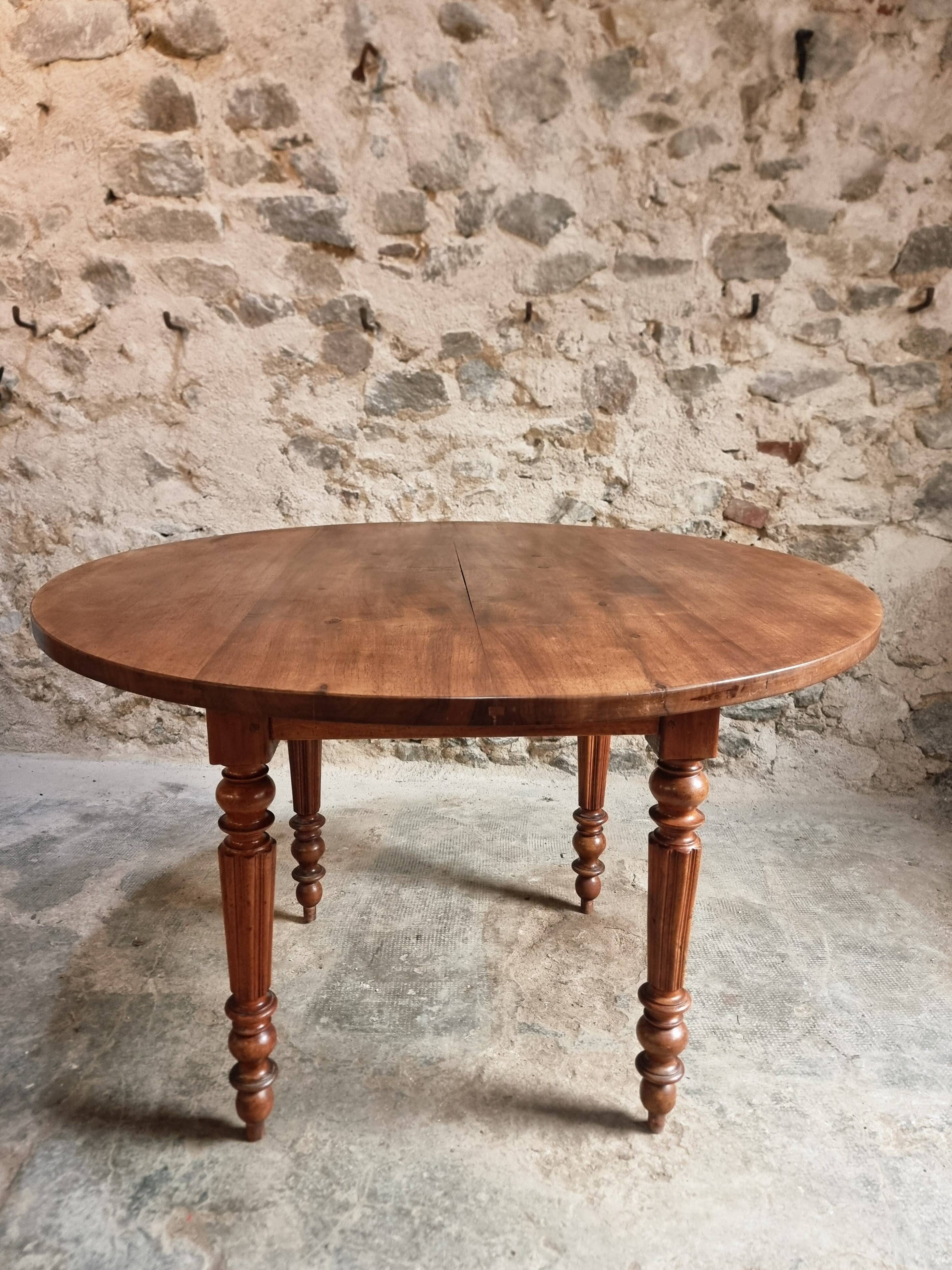 Table à manger ronde française ancienne en noyer, vers 1880–1900