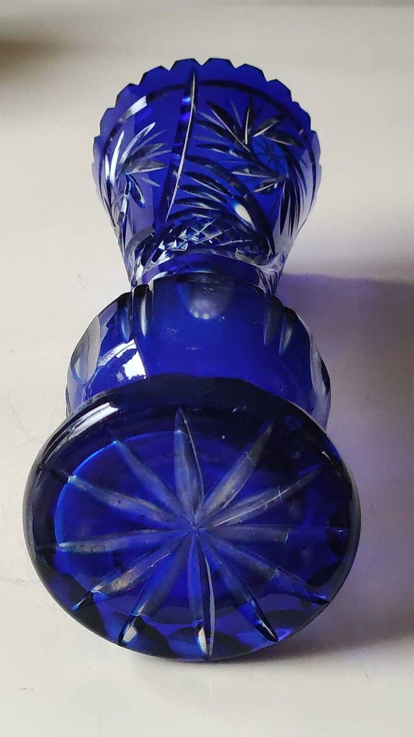 Bohemian cut crystal vase. Notched neck. Sophisticated stars, 26 cm