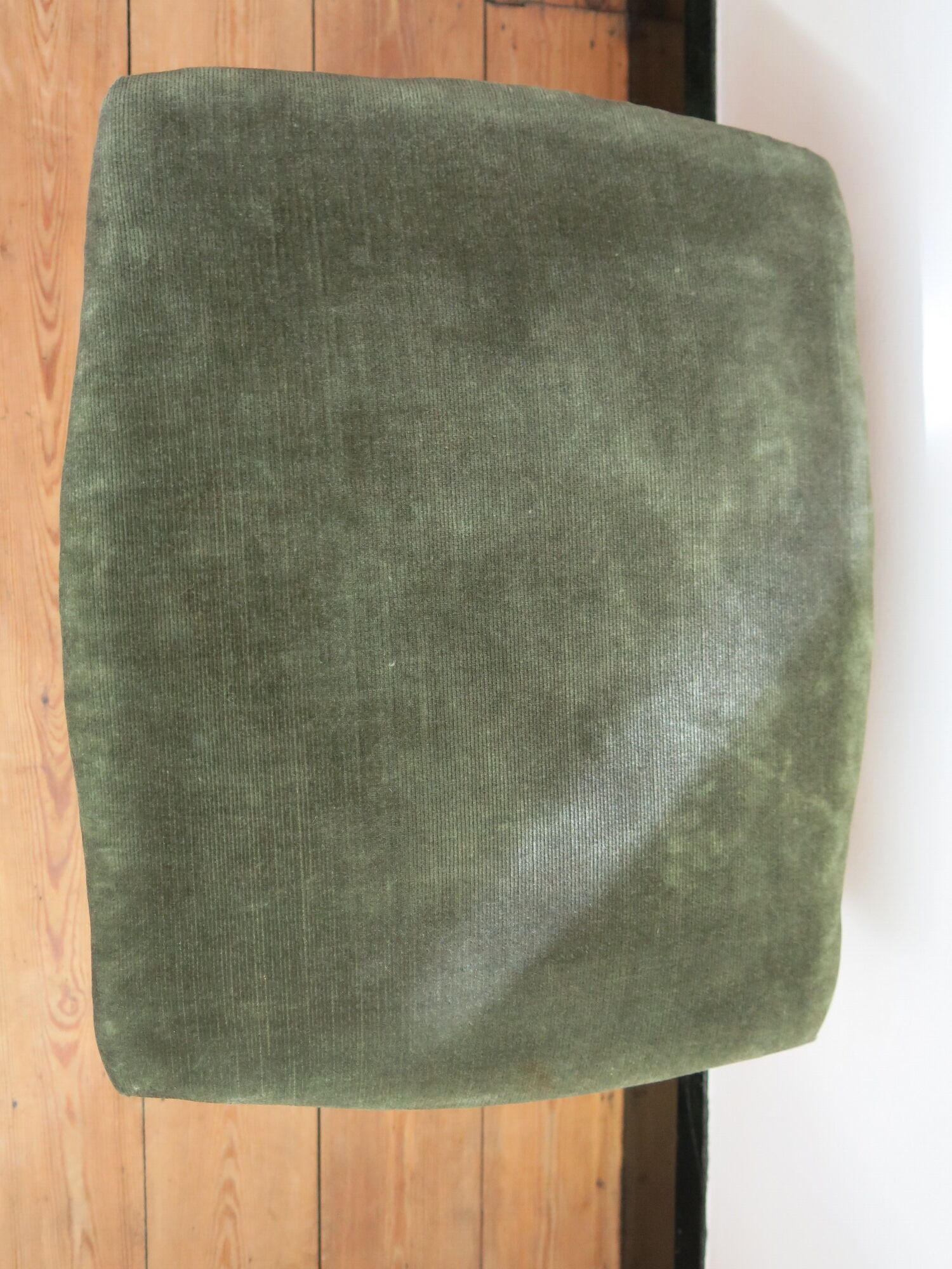 Louis XV footrest in carved wood and green velvet