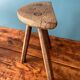 Petit tabouret tripode en bois année 50
