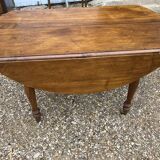 Table ronde en noyer de 130 cm de diamètre .
