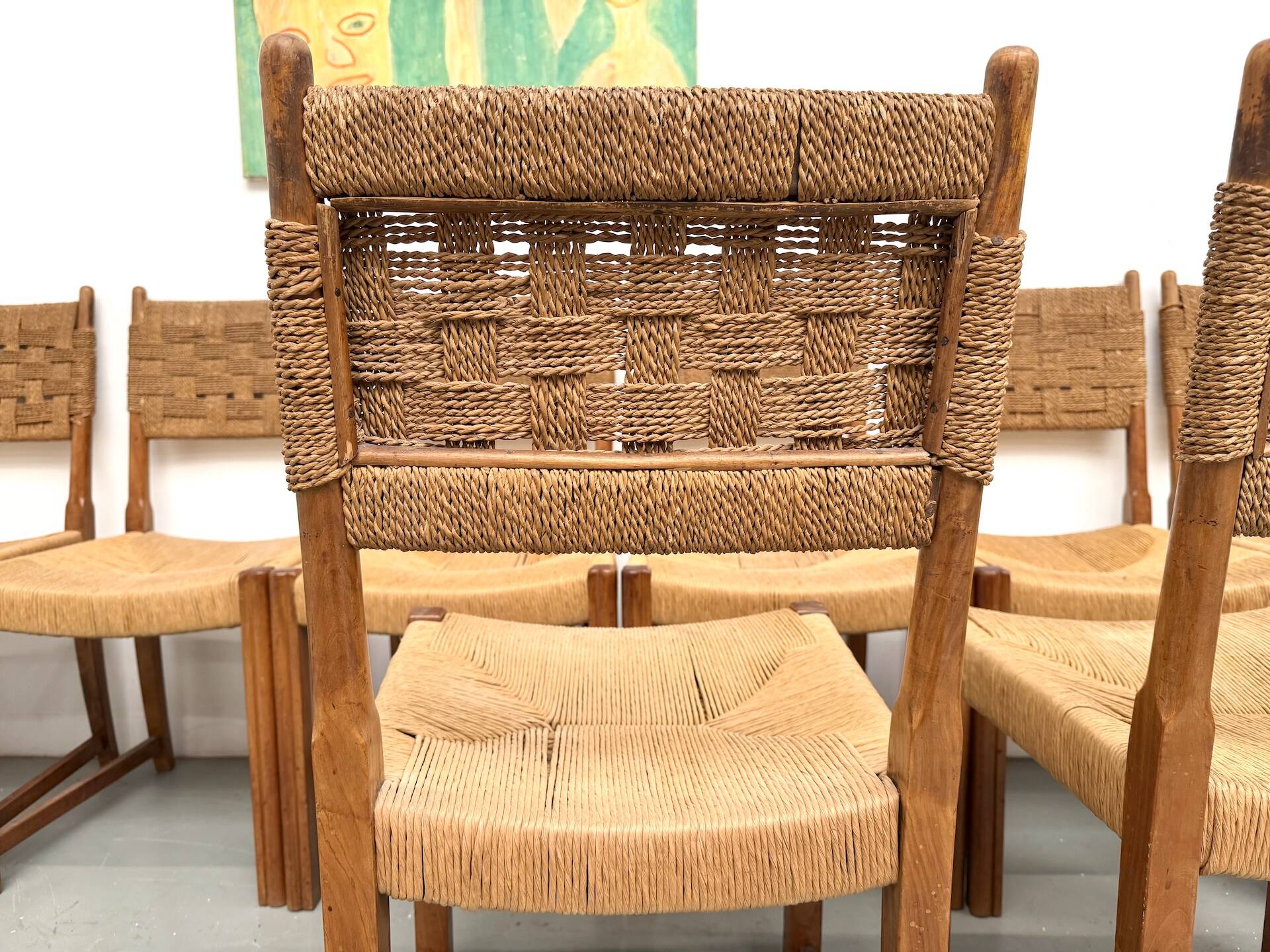 Série de dix chaises en orme massif tressées main, France circa 1965
