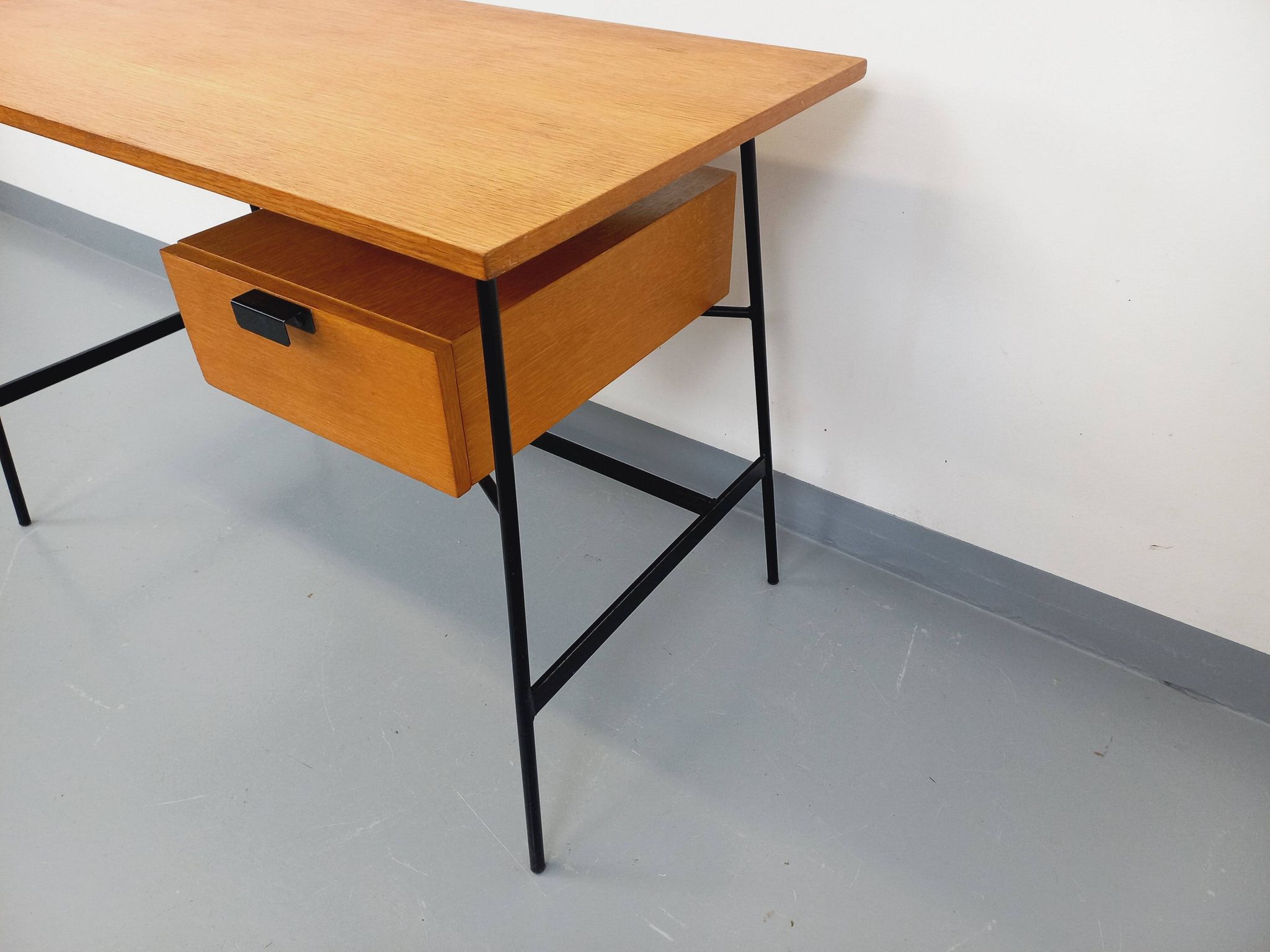 Pierre Paulin vintage modernist desk in oak wood and black metal