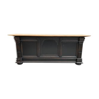 Skated trade counter