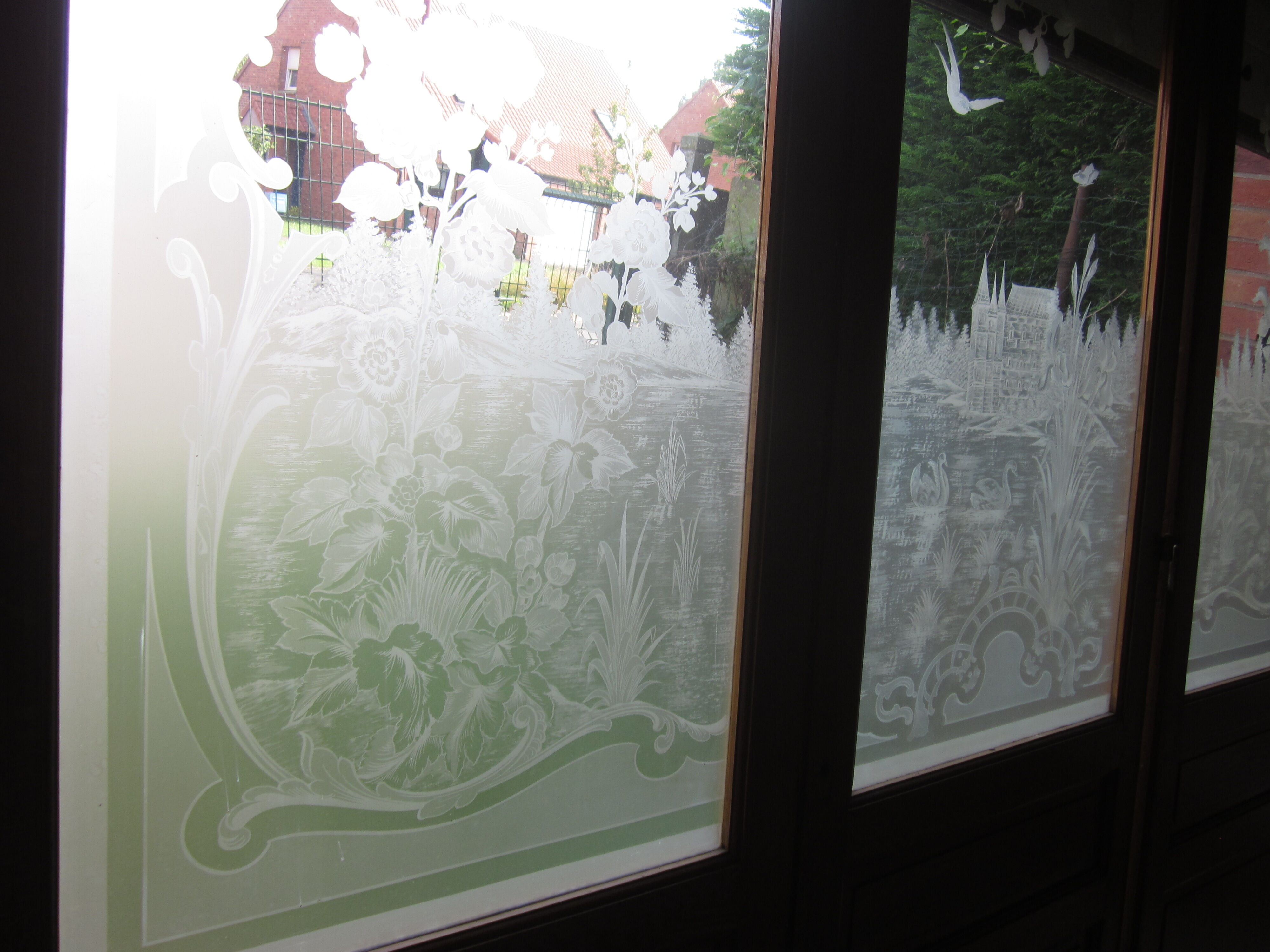 Separation of 3 engraved glass doors