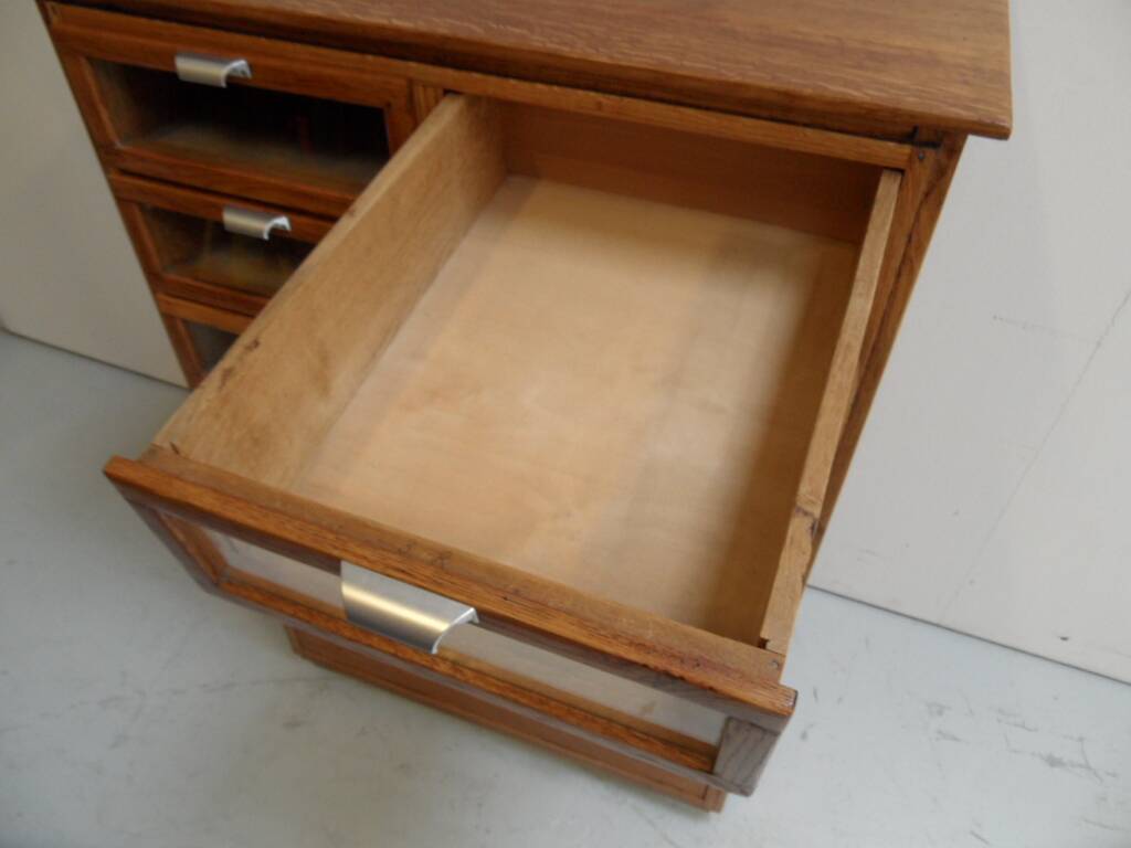 Vitrine vintage avec tiroirs