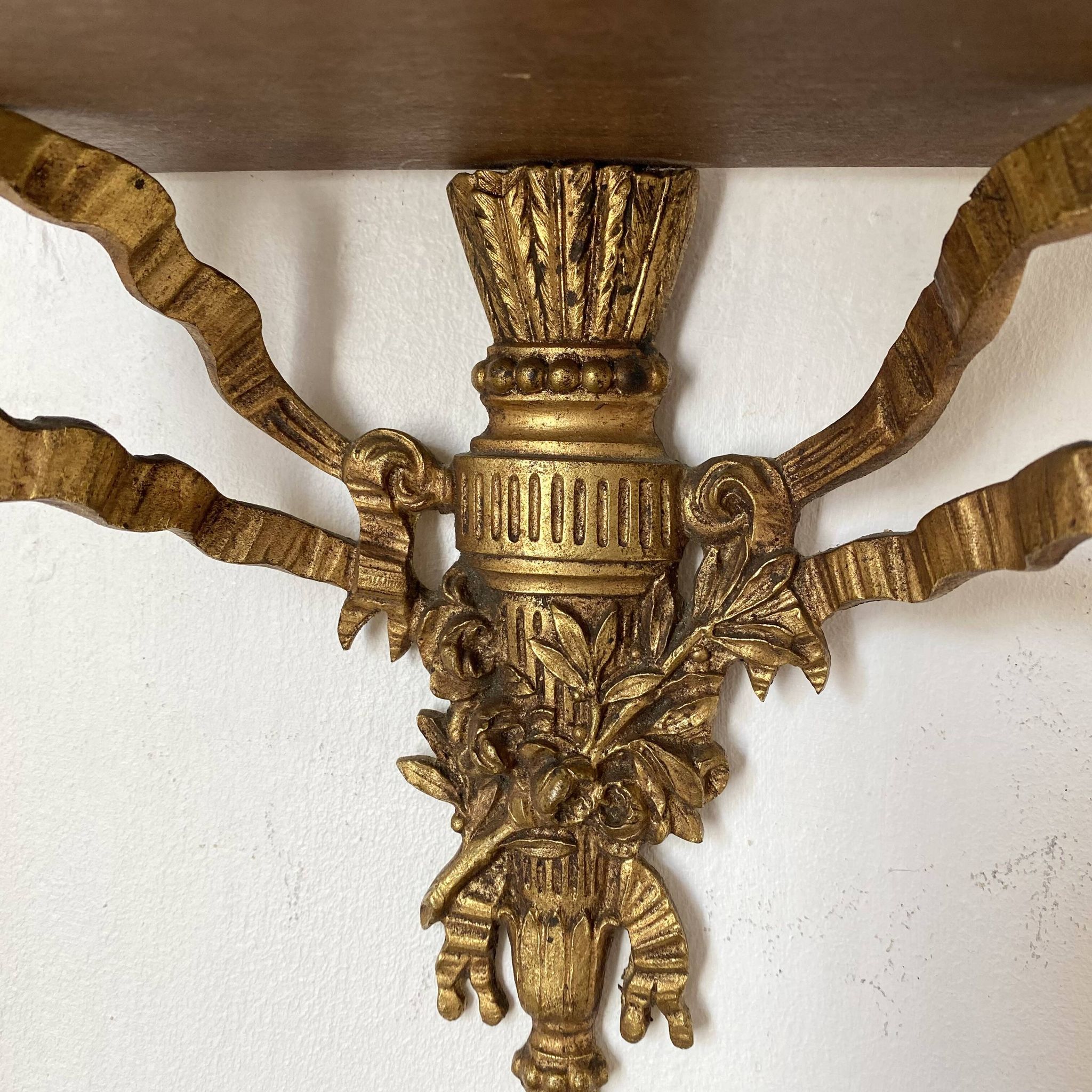 Étagère baroque en bois et bronze à décor de ruban