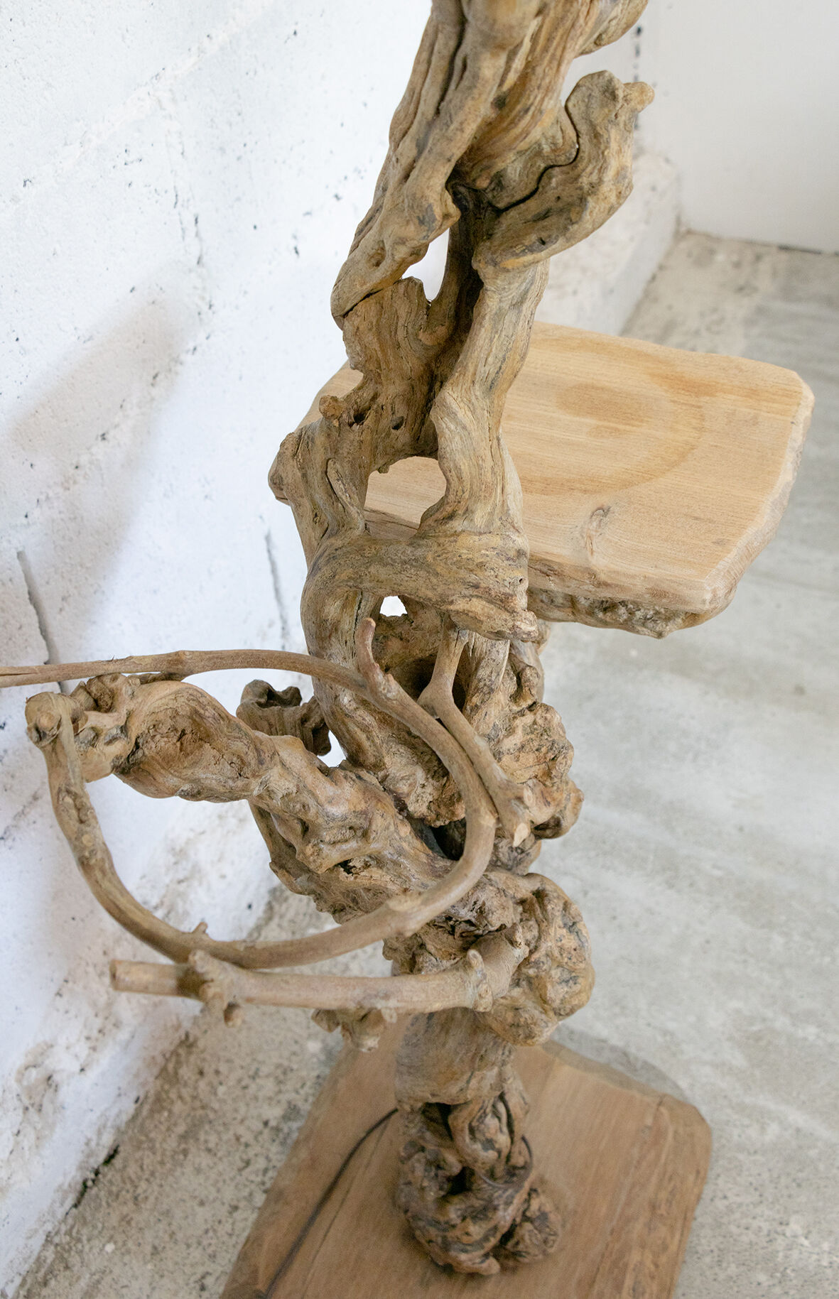 Lampadaire en bois brut