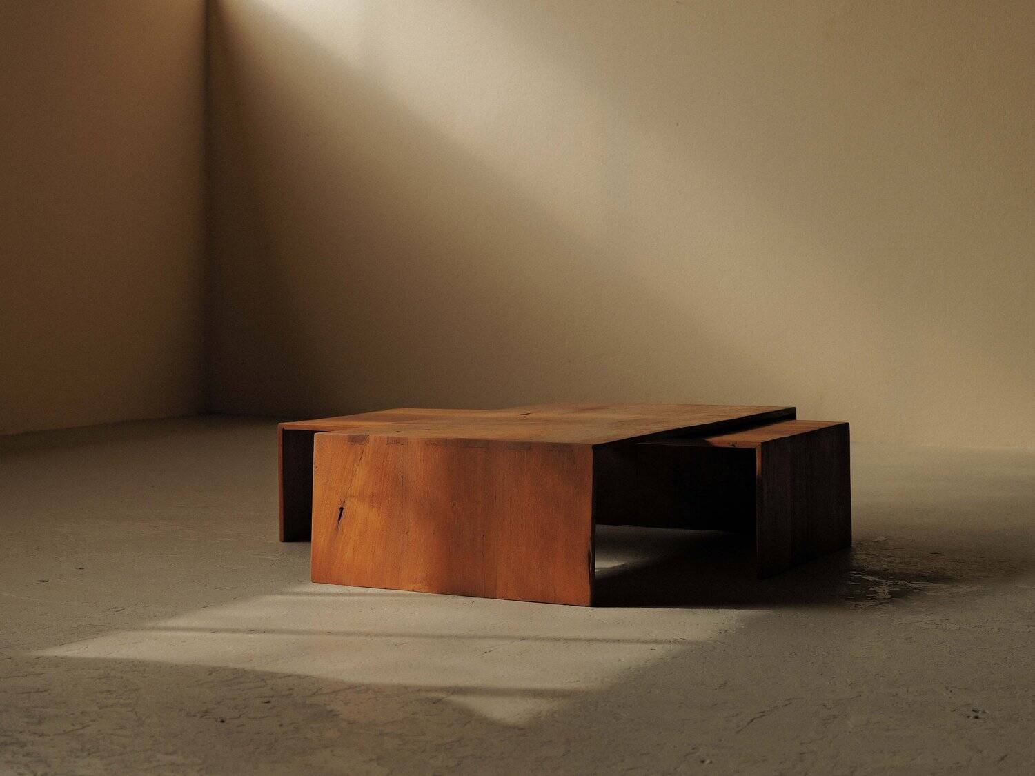Pair of nesting coffee tables in solid wood, around 1980.