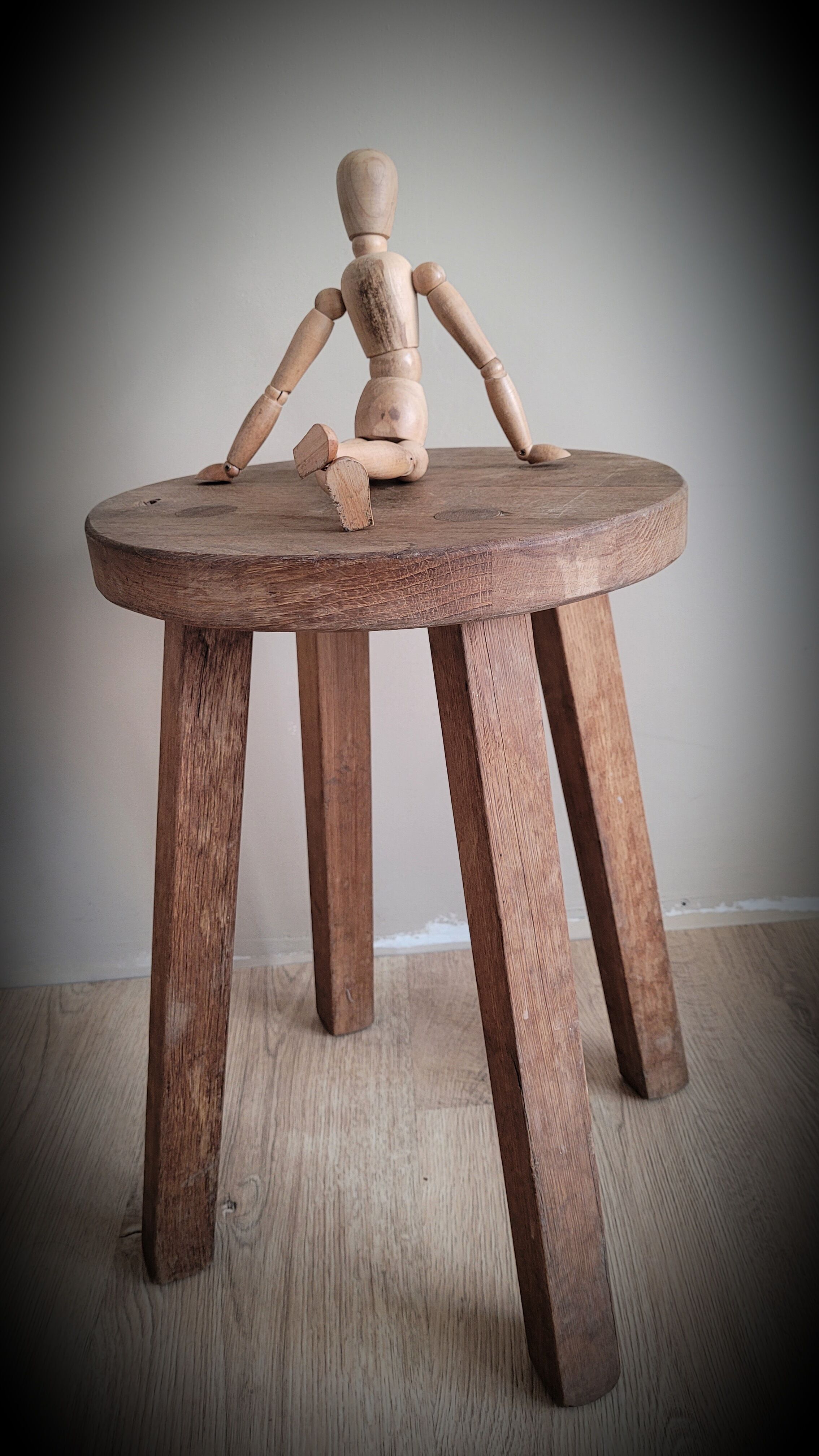 Round workshop stool